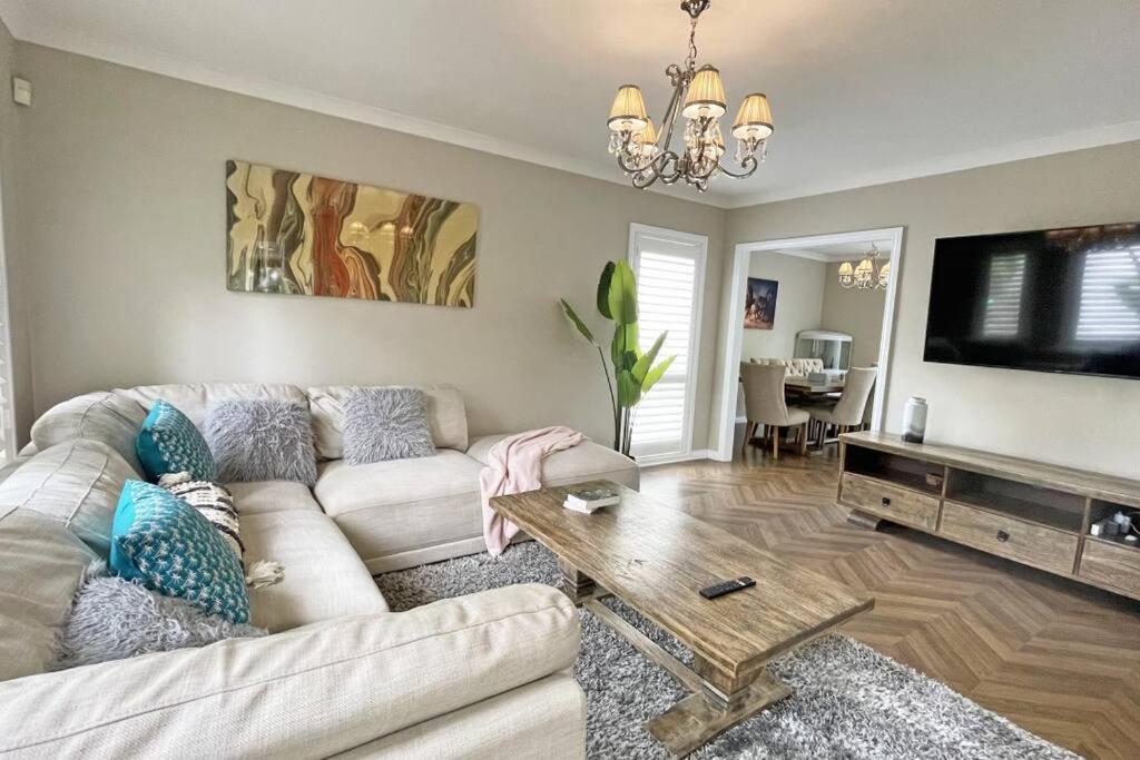 Charming 6 BRM Villa in Melbourne Mullum Mullum Precinct