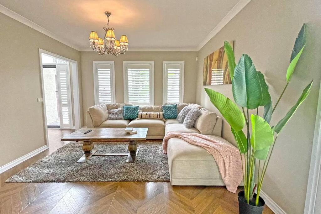 Charming 6 BRM Villa in Melbourne Mullum Mullum Precinct