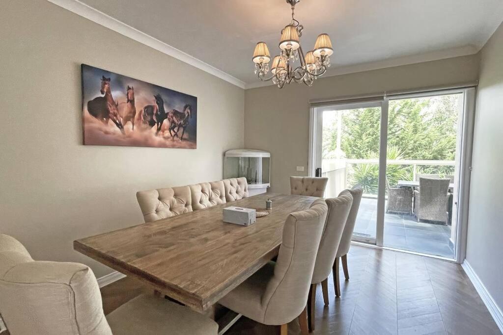 Charming 6 BRM Villa in Melbourne Mullum Mullum Precinct