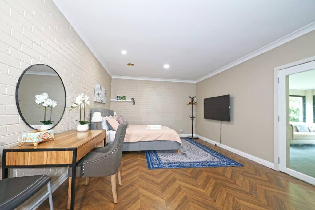 Charming 6 BRM Villa in Melbourne Mullum Mullum Precinct