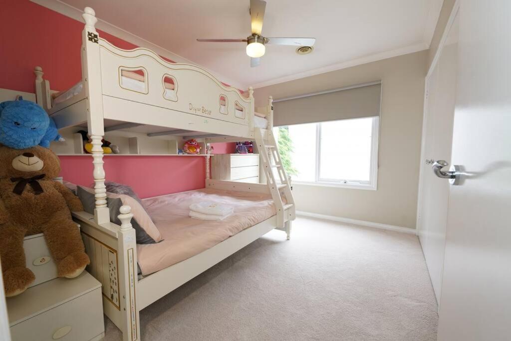 Charming 6 BRM Villa in Melbourne Mullum Mullum Precinct