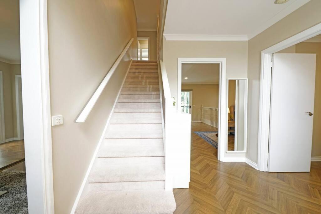 Charming 6 BRM Villa in Melbourne Mullum Mullum Precinct