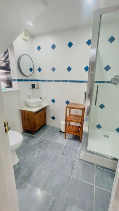 Amazing Location - City of London- 2 Bedroom Stunning Canal View House With Private Garden,Parking & Balcony