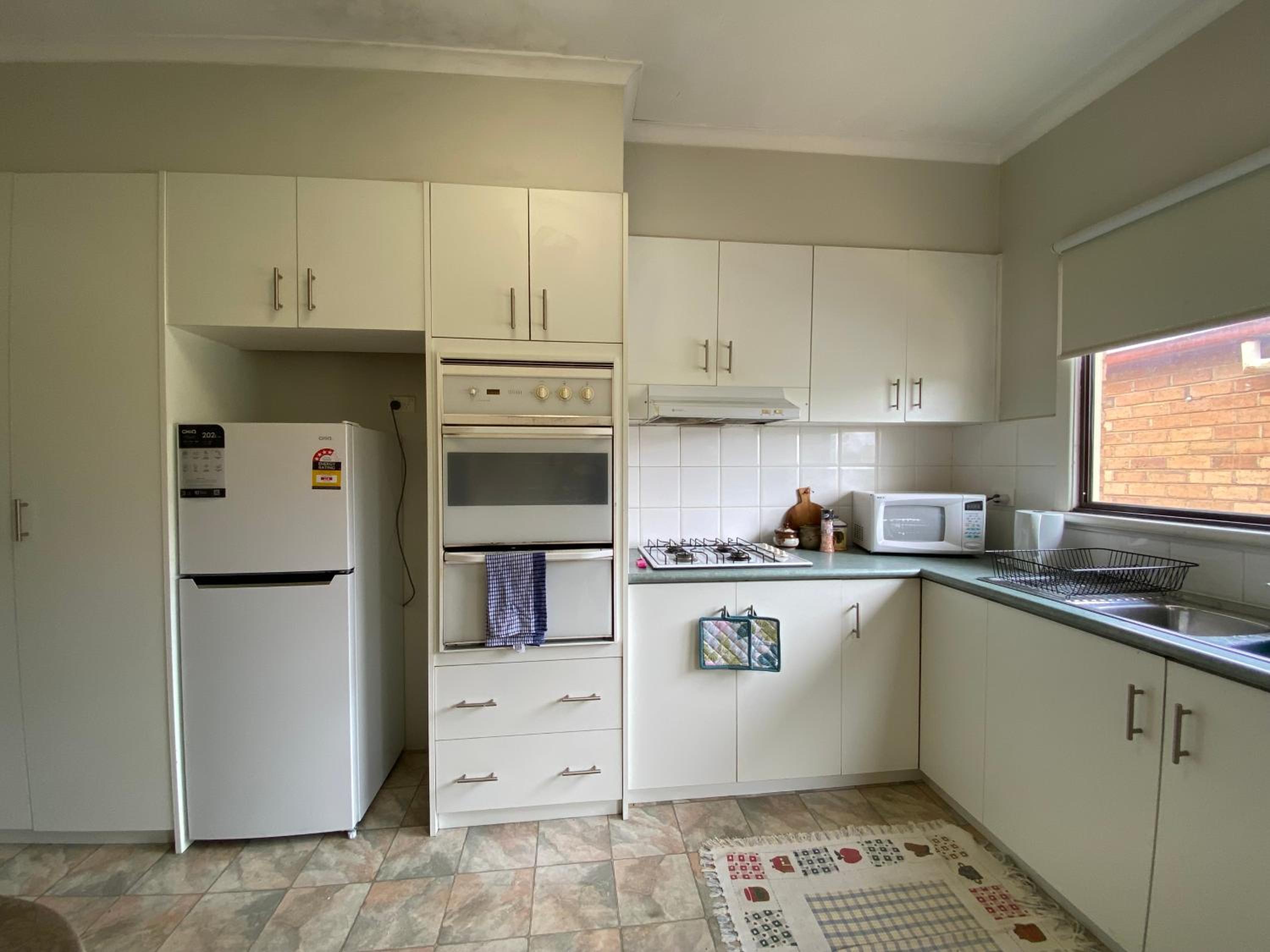 6 Beds-Whole House with 4 bedrooms -Stawell - share accommodation - 3 rooms for 5 gusts are available