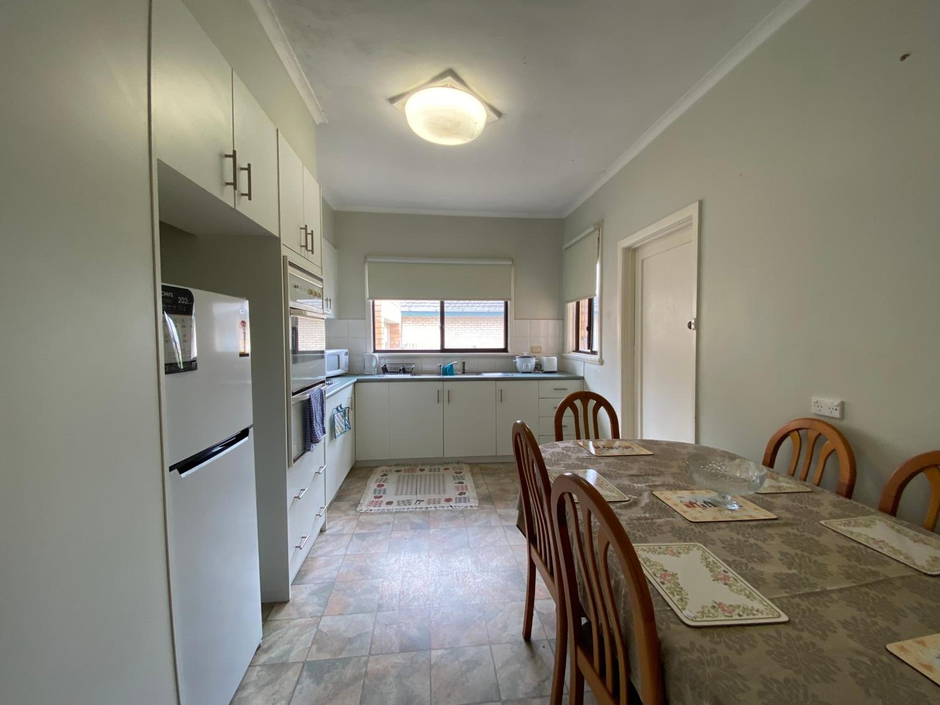 6 Beds-Whole House with 4 bedrooms -Stawell - share accommodation - 3 rooms for 5 gusts are available