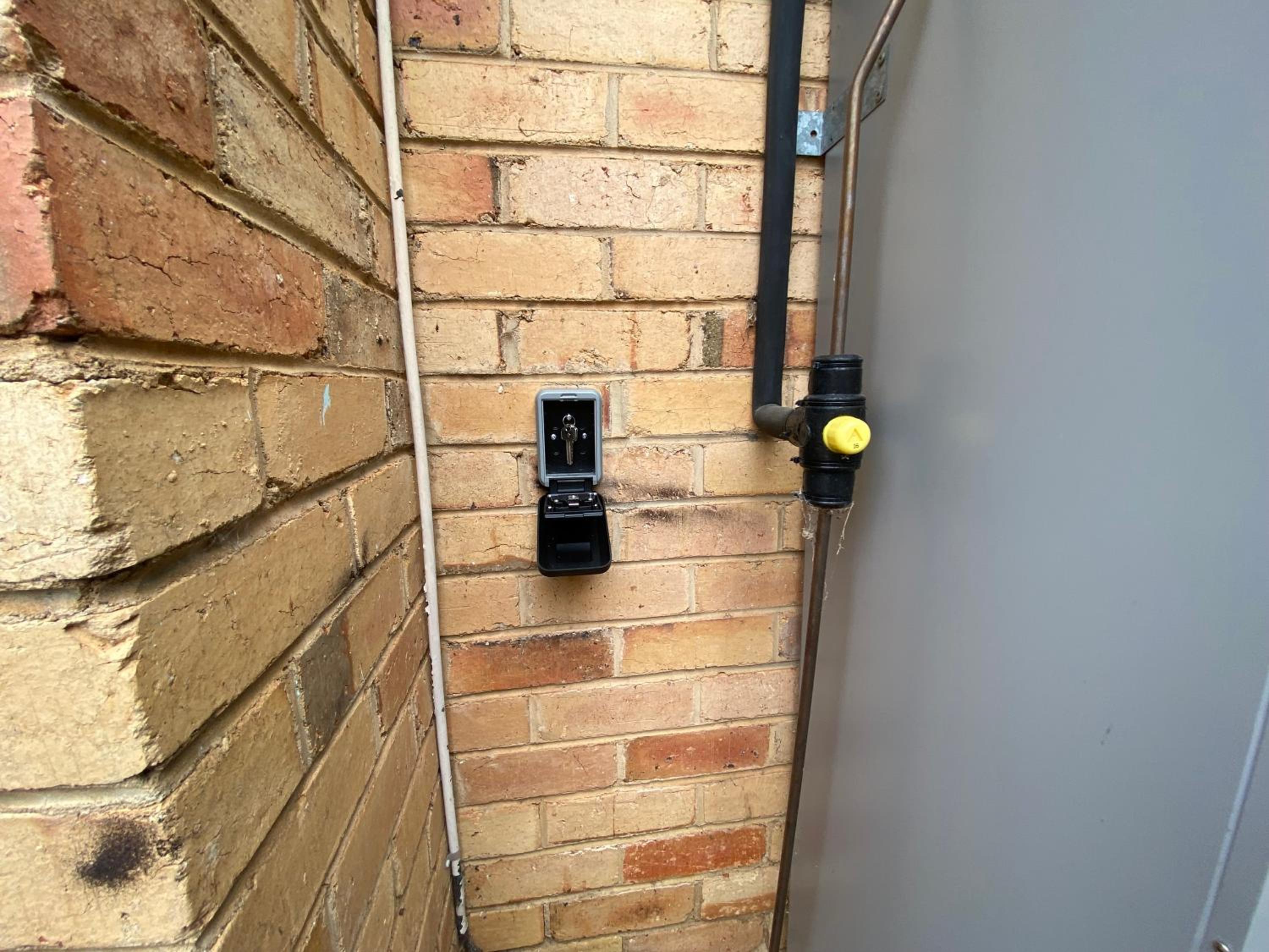 6 Beds-Whole House with 4 bedrooms -Stawell - share accommodation - 3 rooms for 5 gusts are available