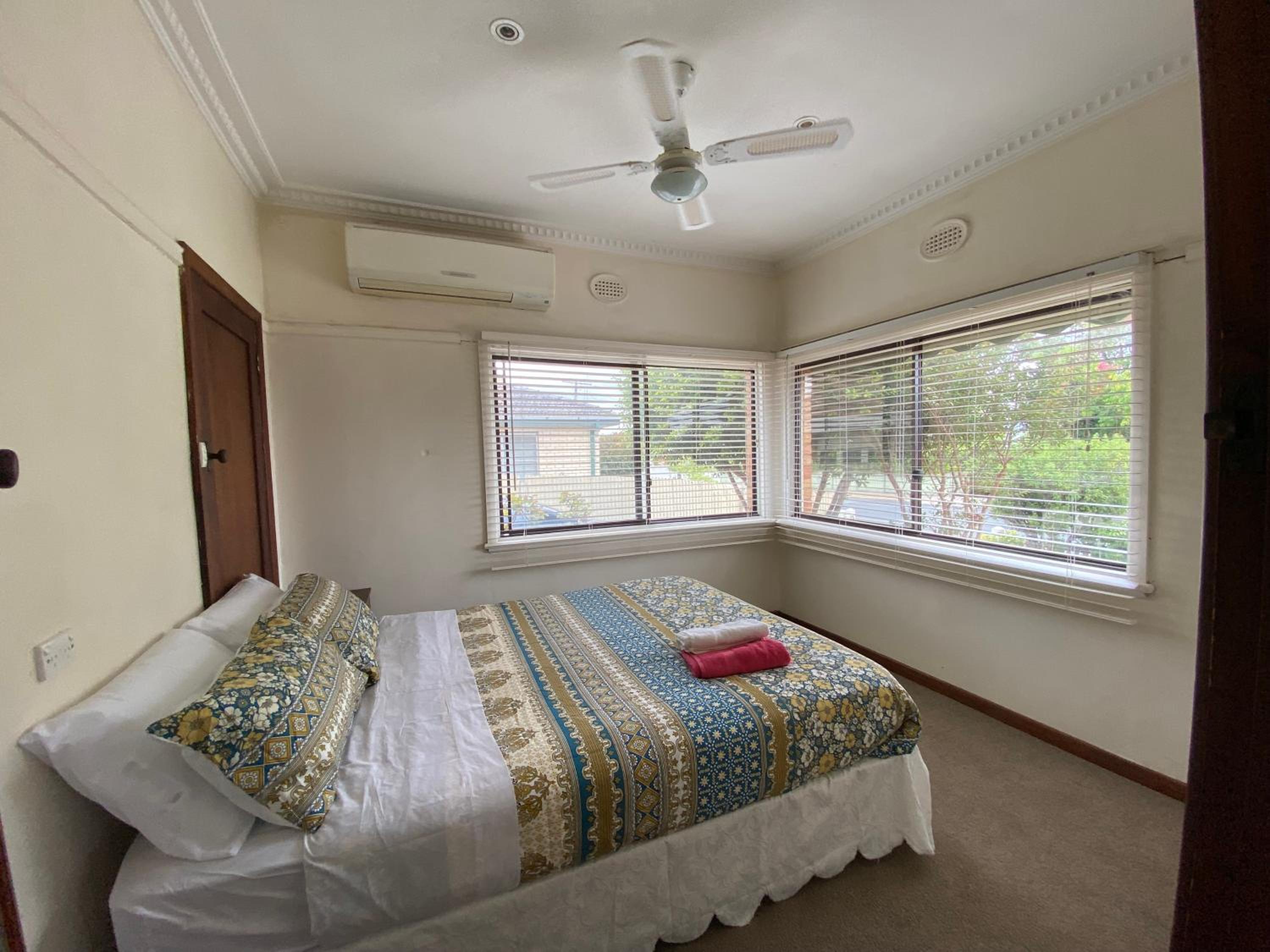 6 Beds-Whole House with 4 bedrooms -Stawell - share accommodation - 3 rooms for 5 gusts are available