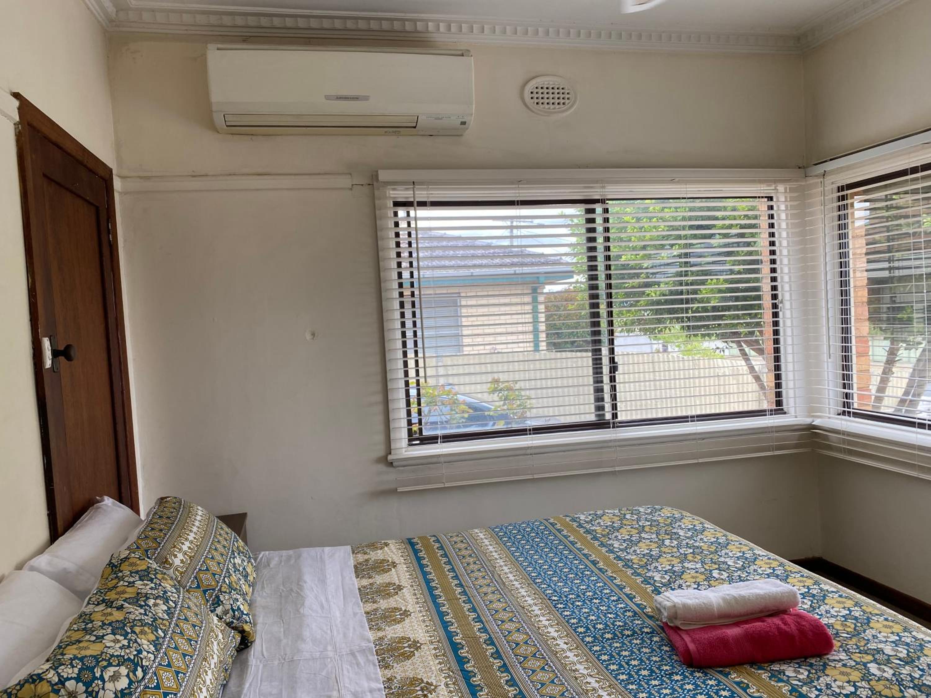6 Beds-Whole House with 4 bedrooms -Stawell - share accommodation - 3 rooms for 5 gusts are available