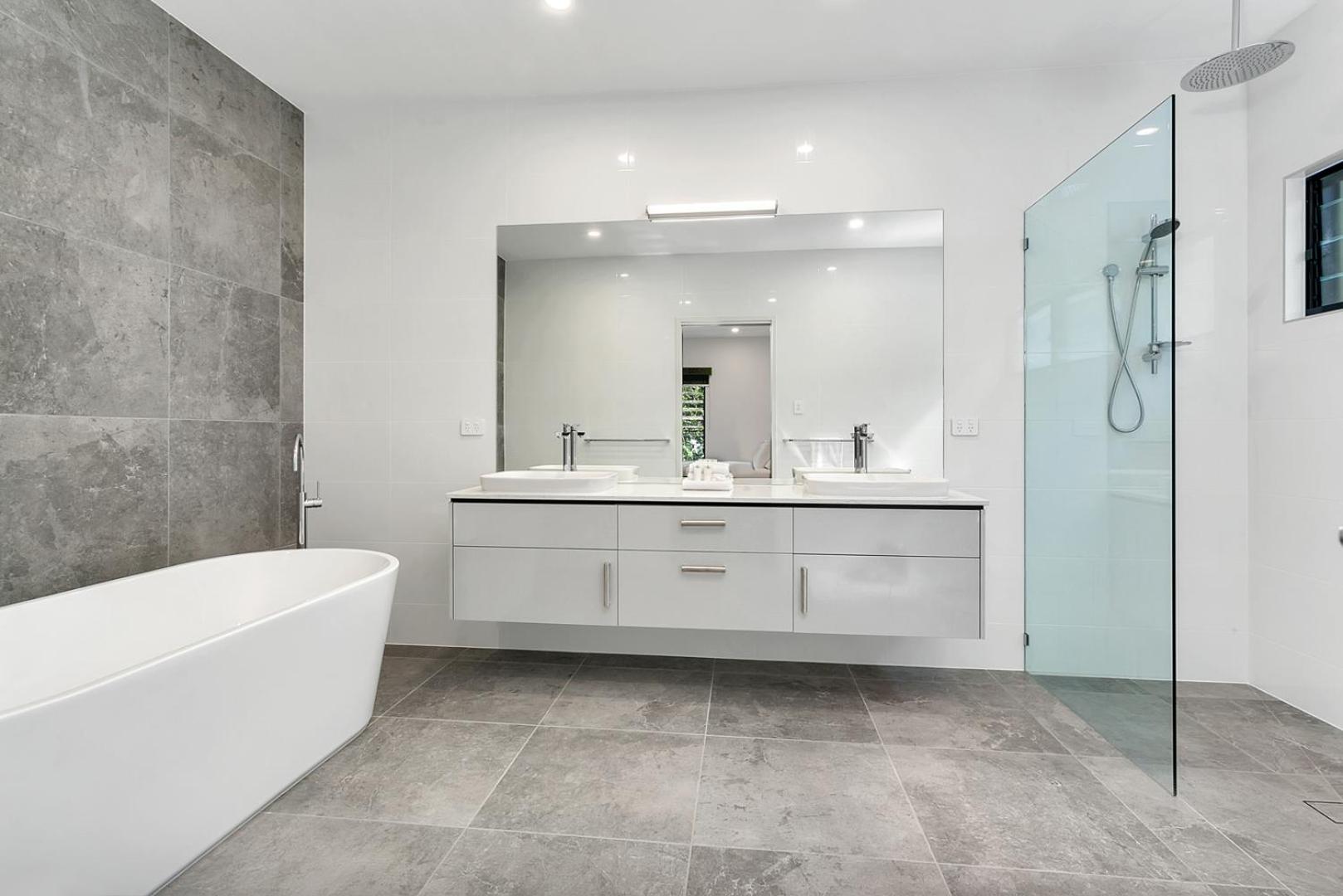 Tiino Villa with Heated Pool Clifton Beach