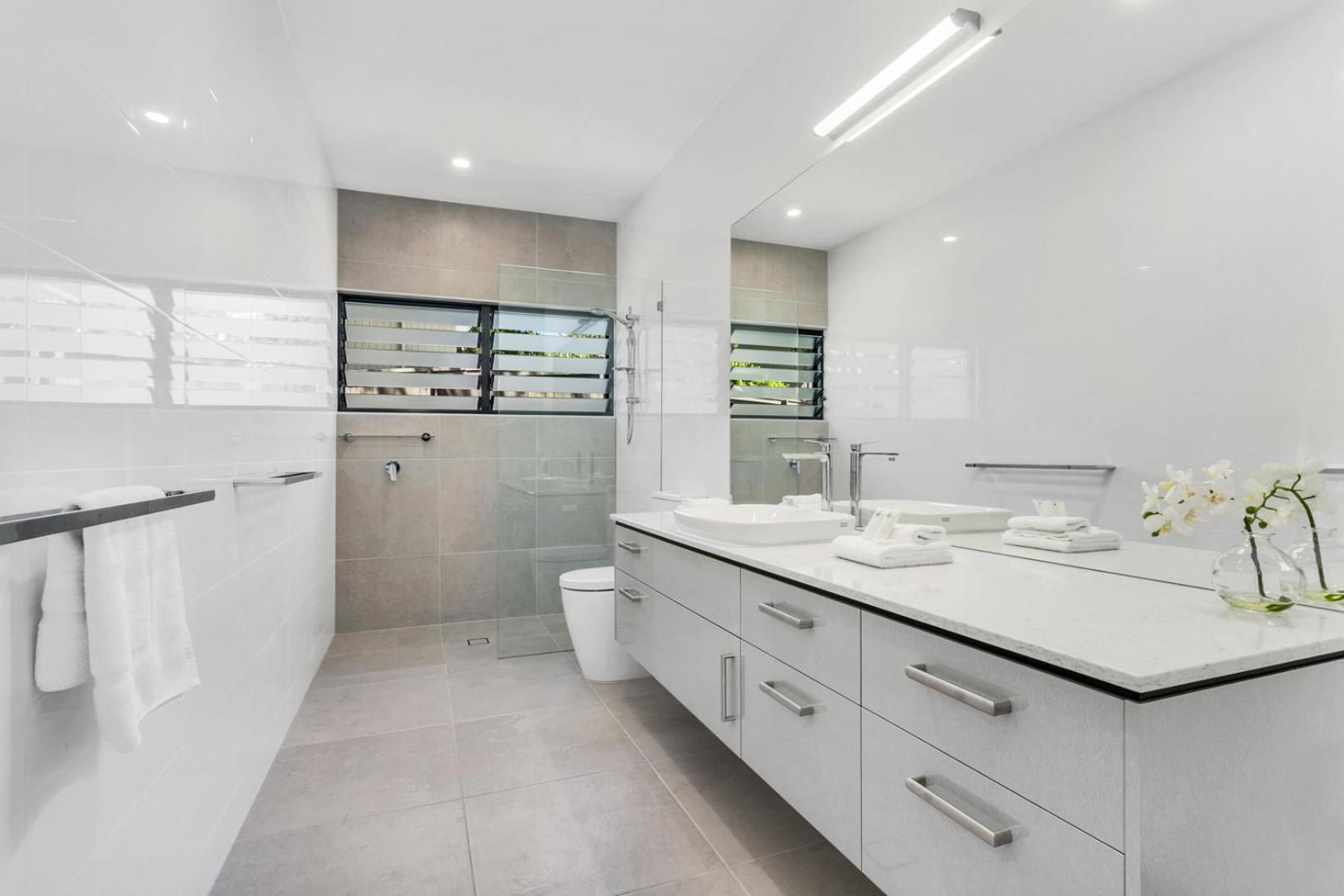 Tiino Villa with Heated Pool Clifton Beach