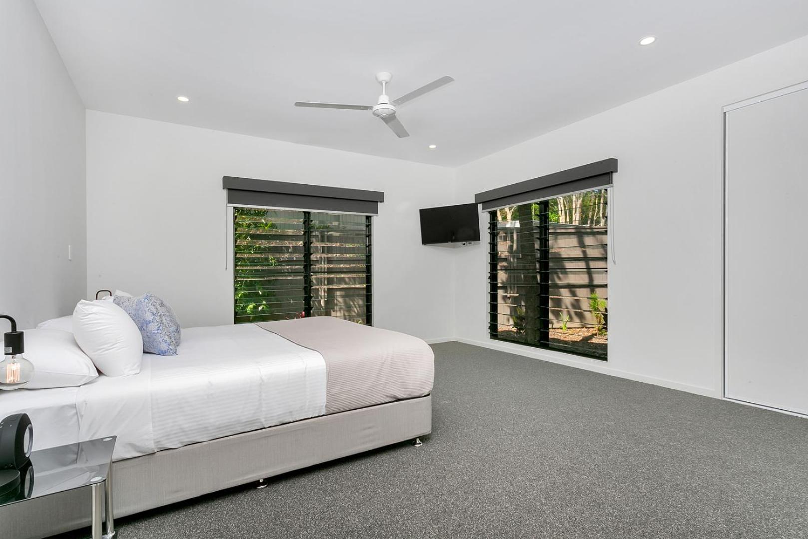 Tiino Villa with Heated Pool Clifton Beach