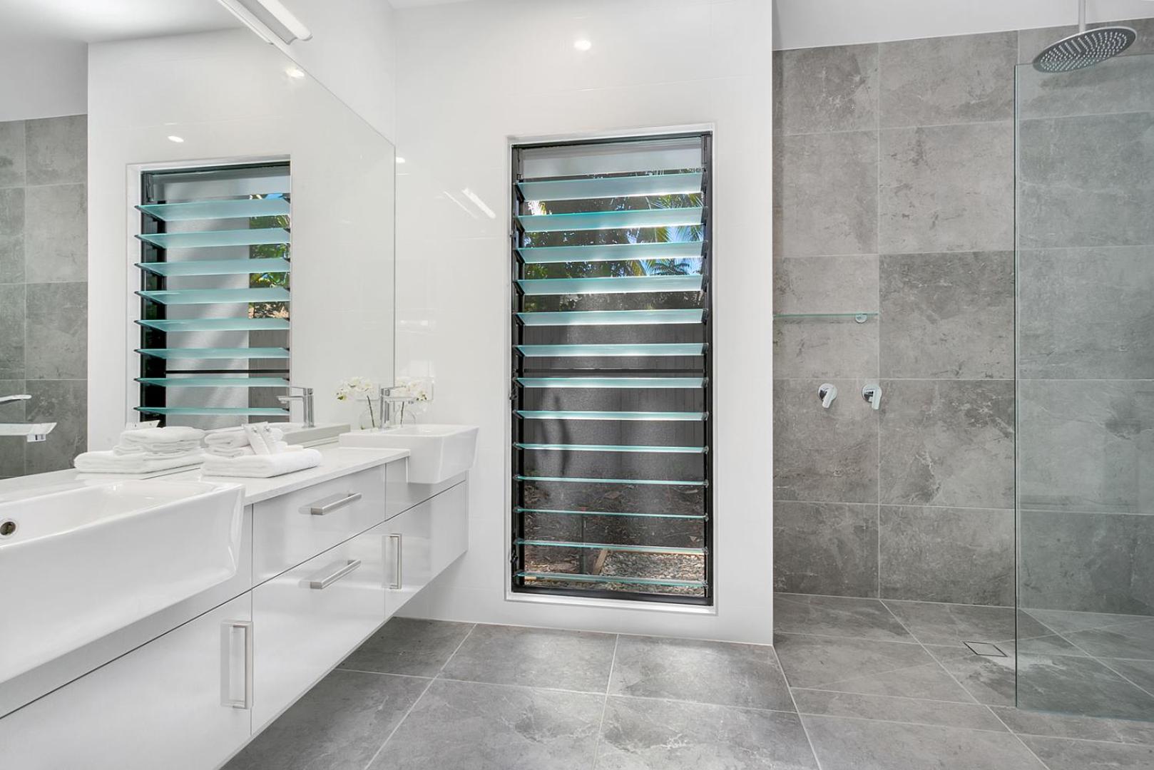 Tiino Villa with Heated Pool Clifton Beach