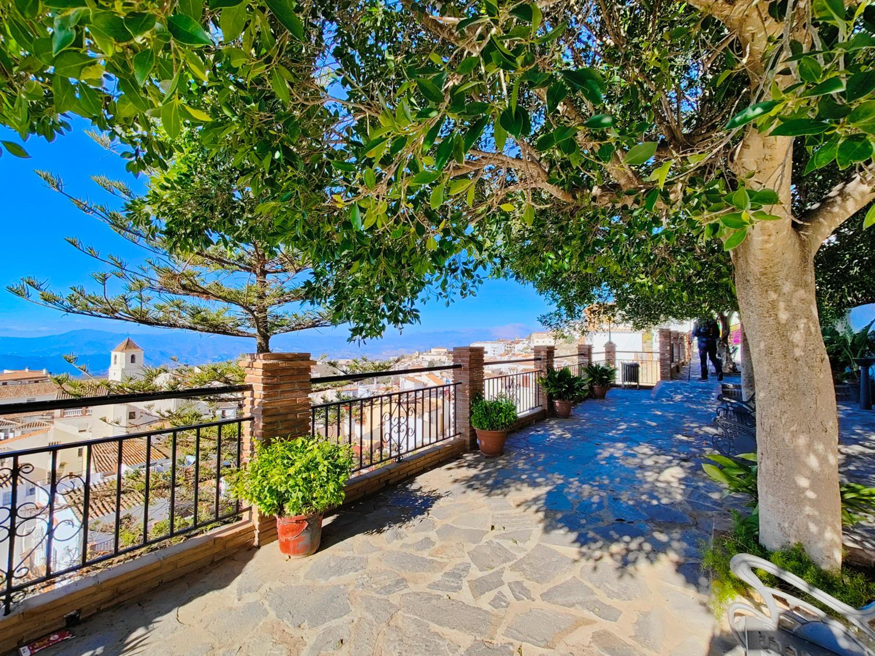Modern, bright and comfortable apartment with shared roof terrace