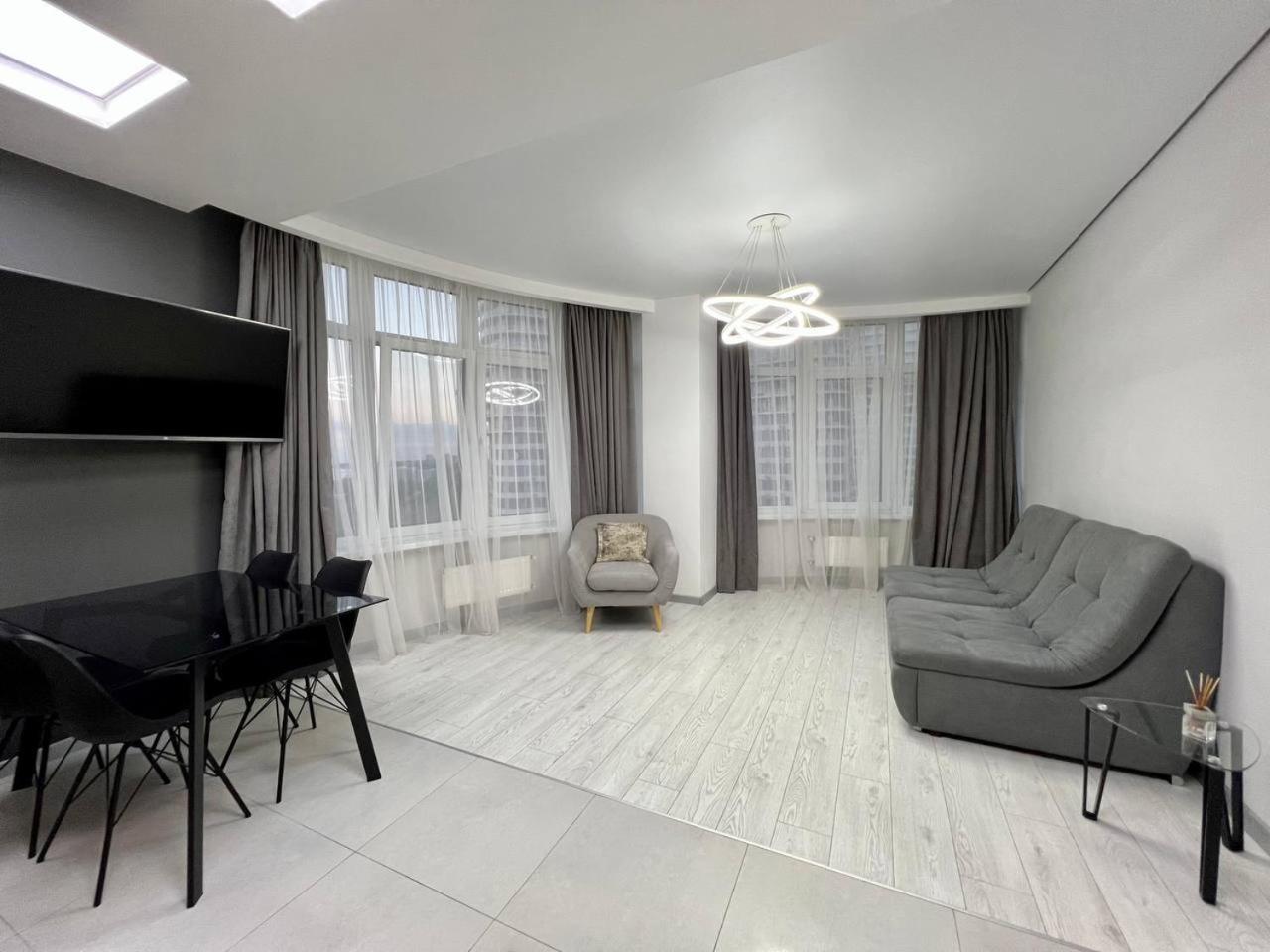 44 Pearl Stylish 1-bedroom Apartment view 2
