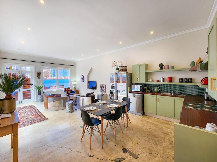 Trendy home in heart of City Heritage, Mtn Views