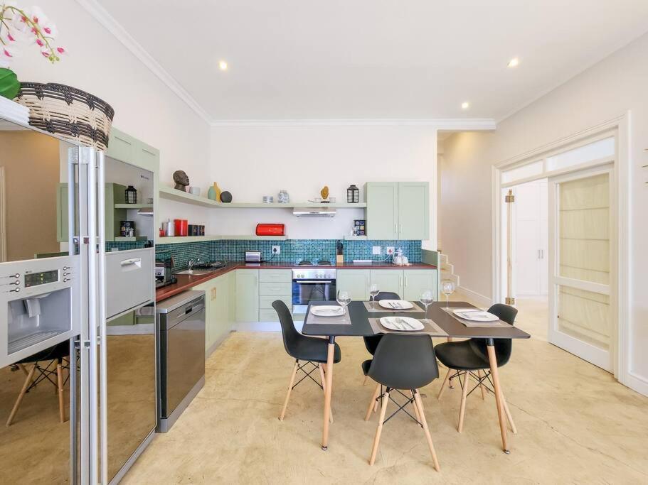 Trendy home in heart of City Heritage, Mtn Views