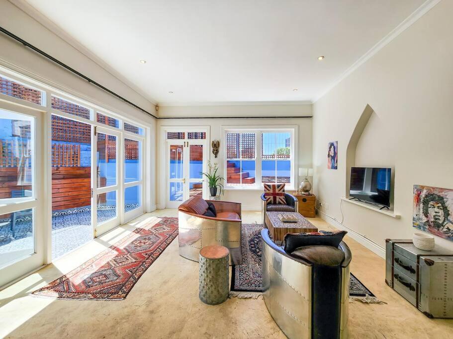 Trendy home in heart of City Heritage, Mtn Views
