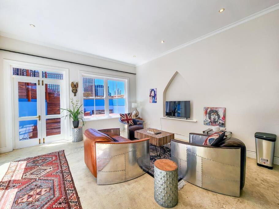 Trendy home in heart of City Heritage, Mtn Views