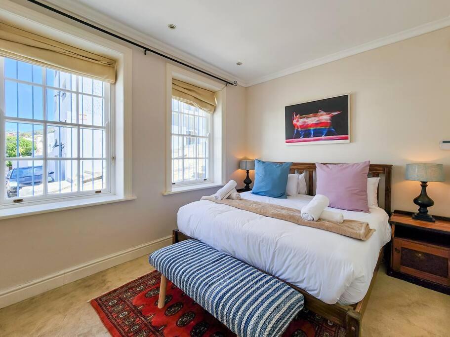 Trendy home in heart of City Heritage, Mtn Views