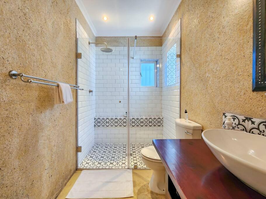 Trendy home in heart of City Heritage, Mtn Views