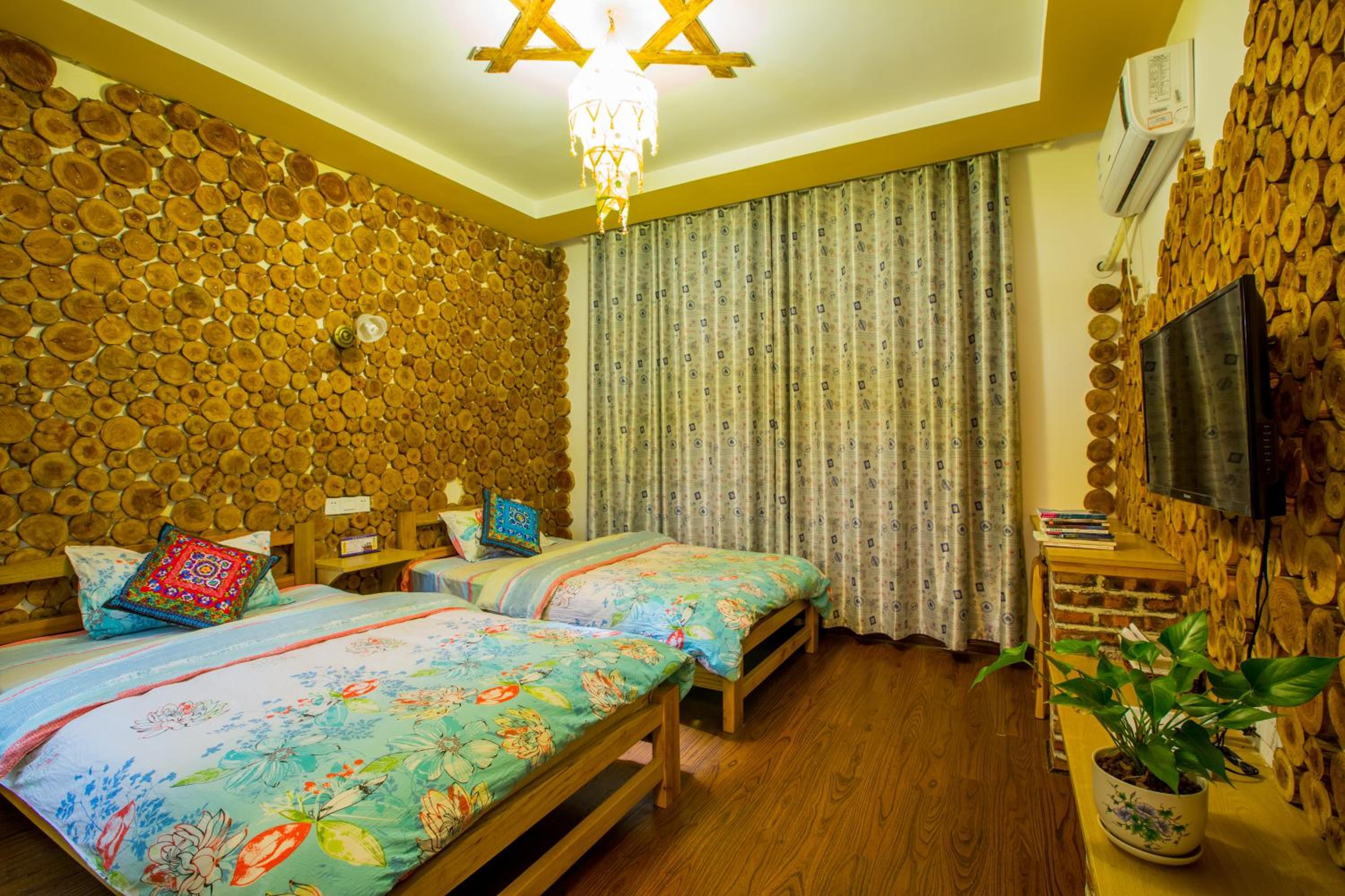 Zhangjiajie April Hostel