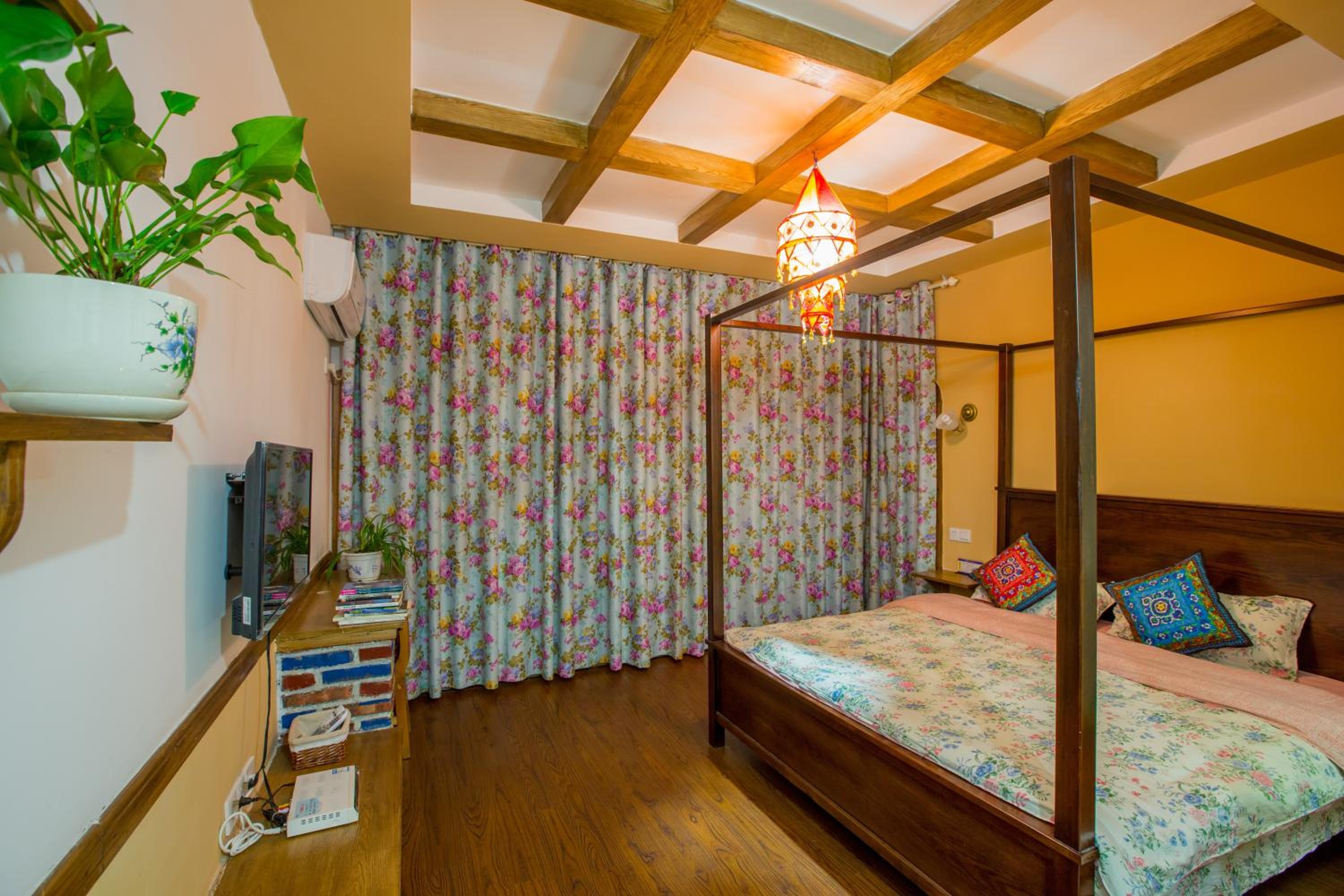 Zhangjiajie April Hostel