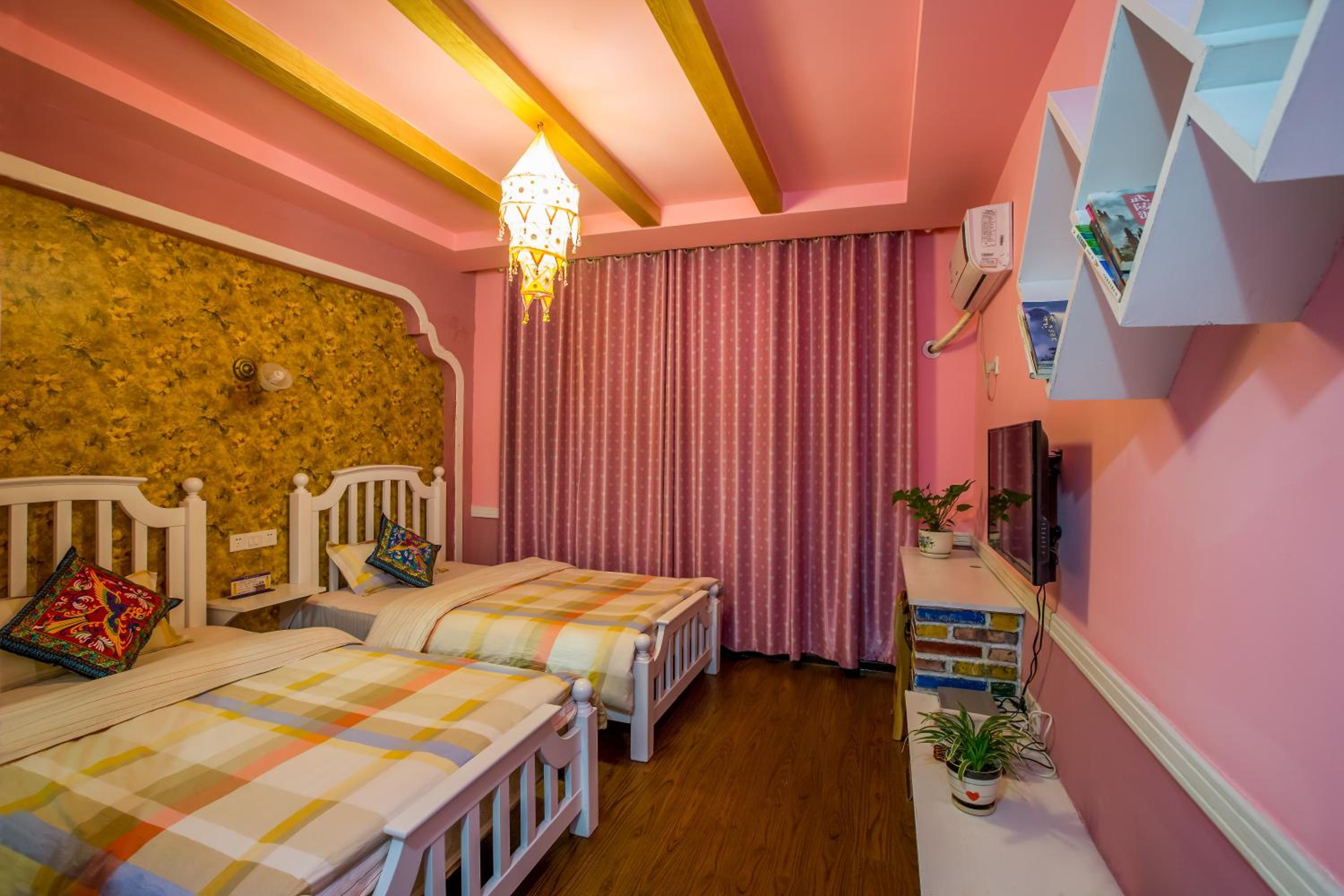 Zhangjiajie April Hostel