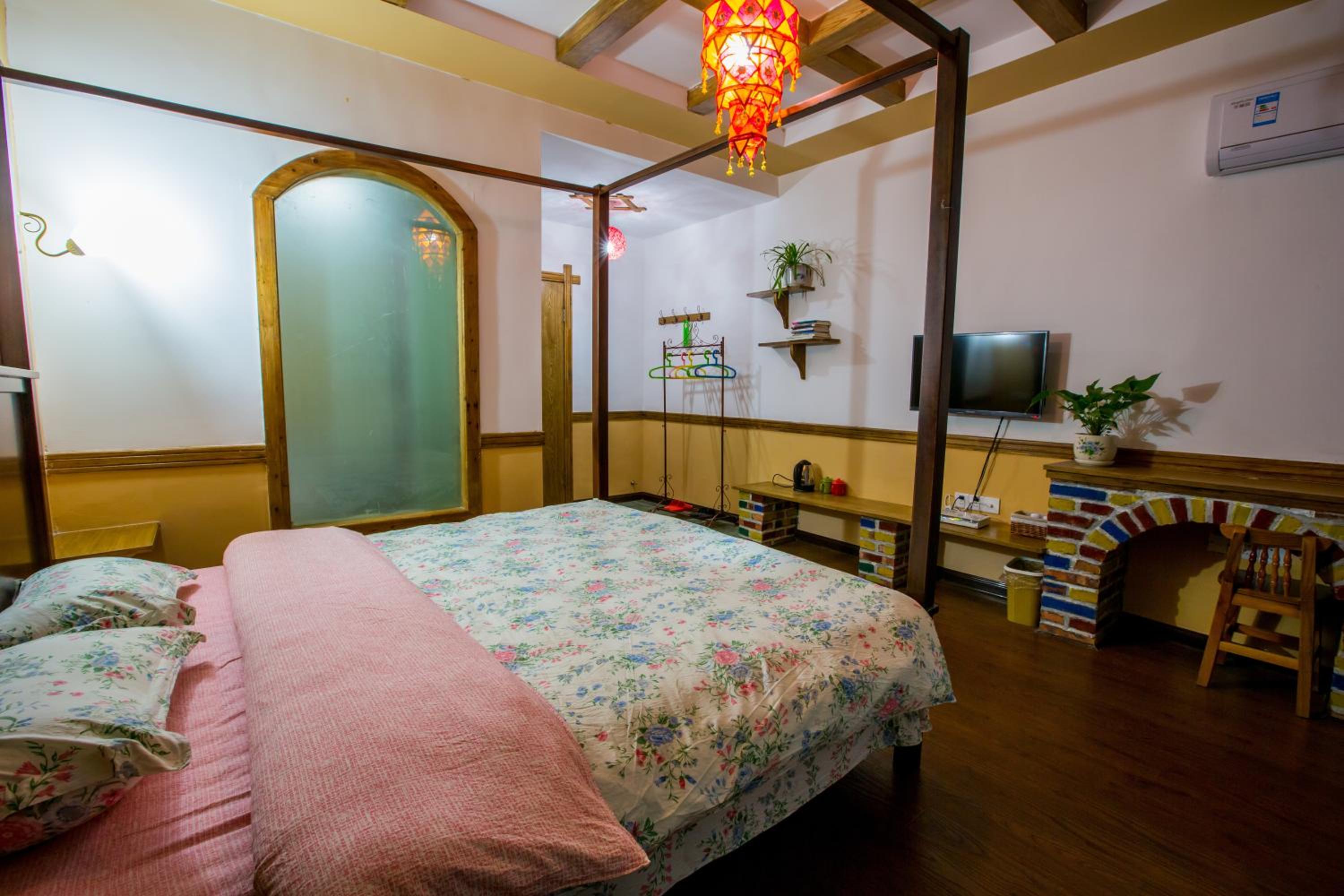 Zhangjiajie April Hostel