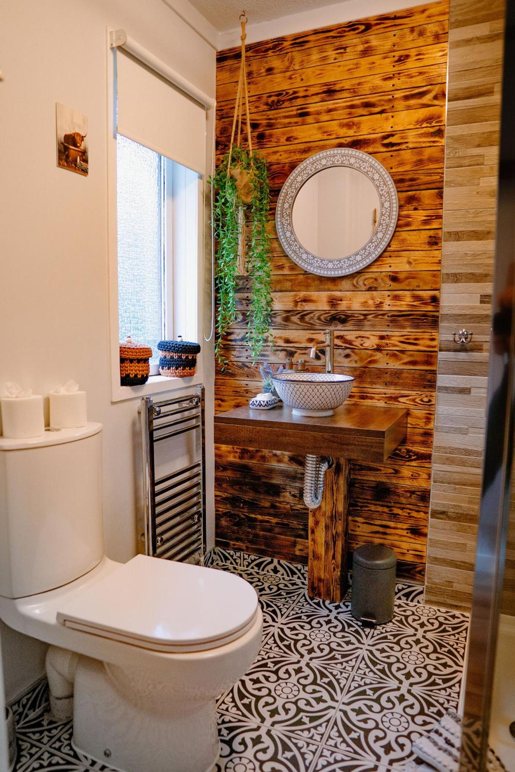 Luxurious mountain retreat lodge Hunters Quay view 3