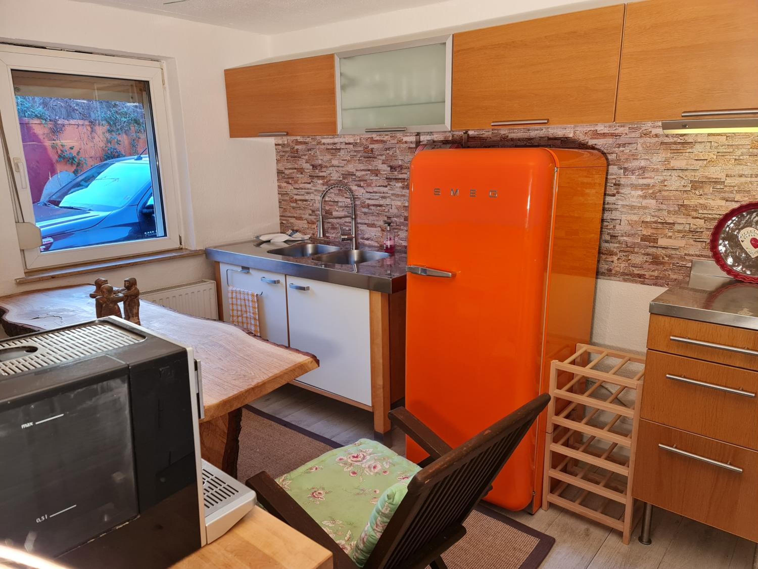 Schönste Lage am Rhein, behagliches Haus mit Kamin.