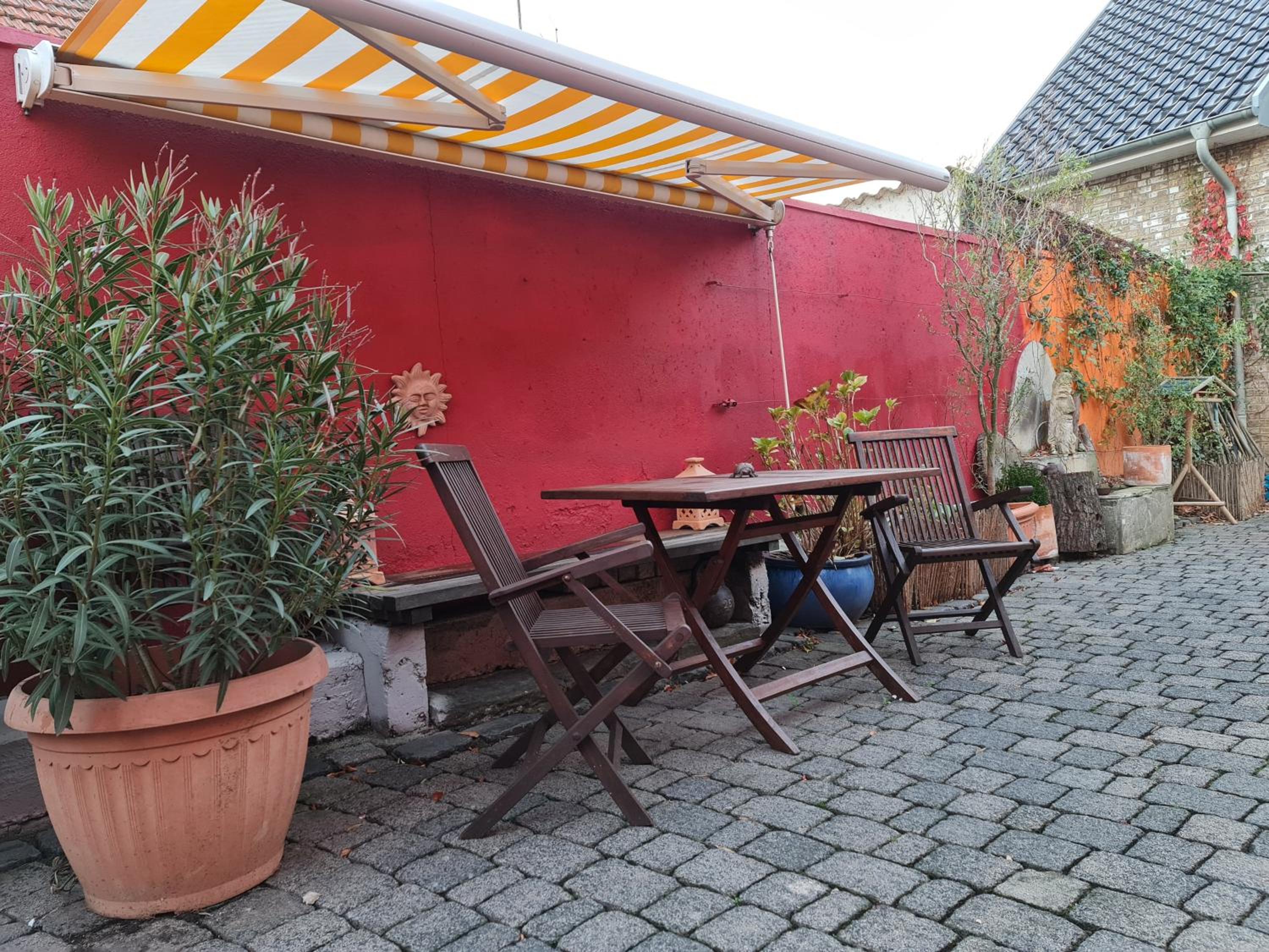 Schönste Lage am Rhein, behagliches Haus mit Kamin.