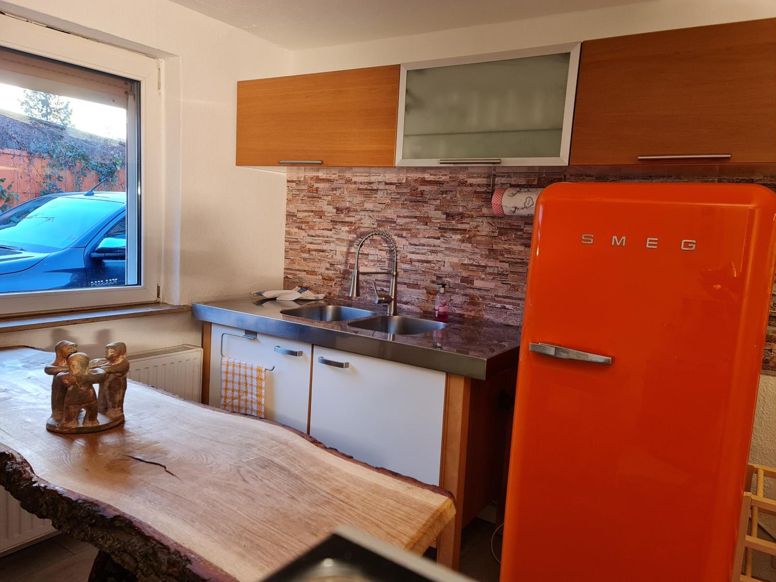 Schönste Lage am Rhein, behagliches Haus mit Kamin.