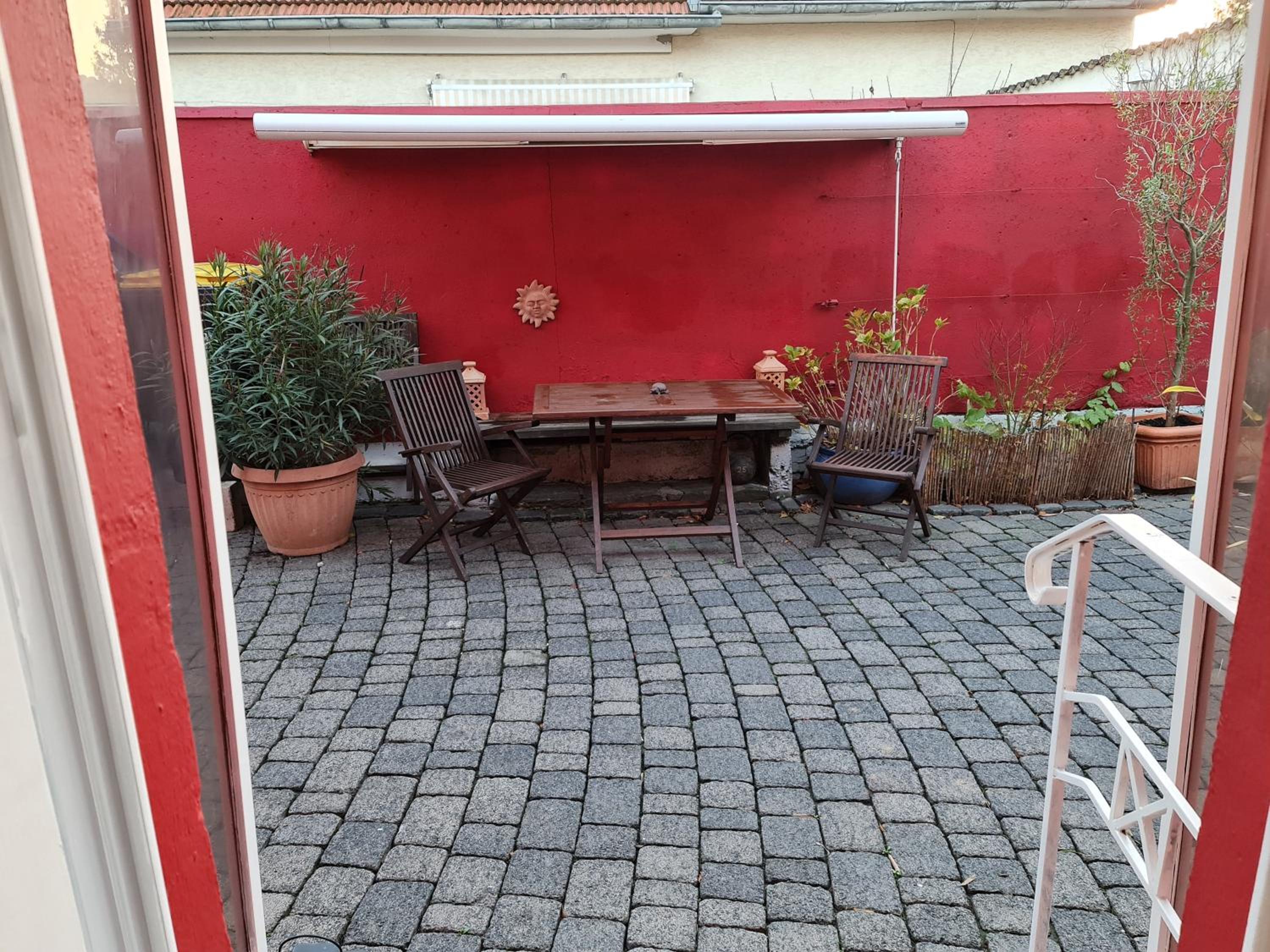 Schönste Lage am Rhein, behagliches Haus mit Kamin.