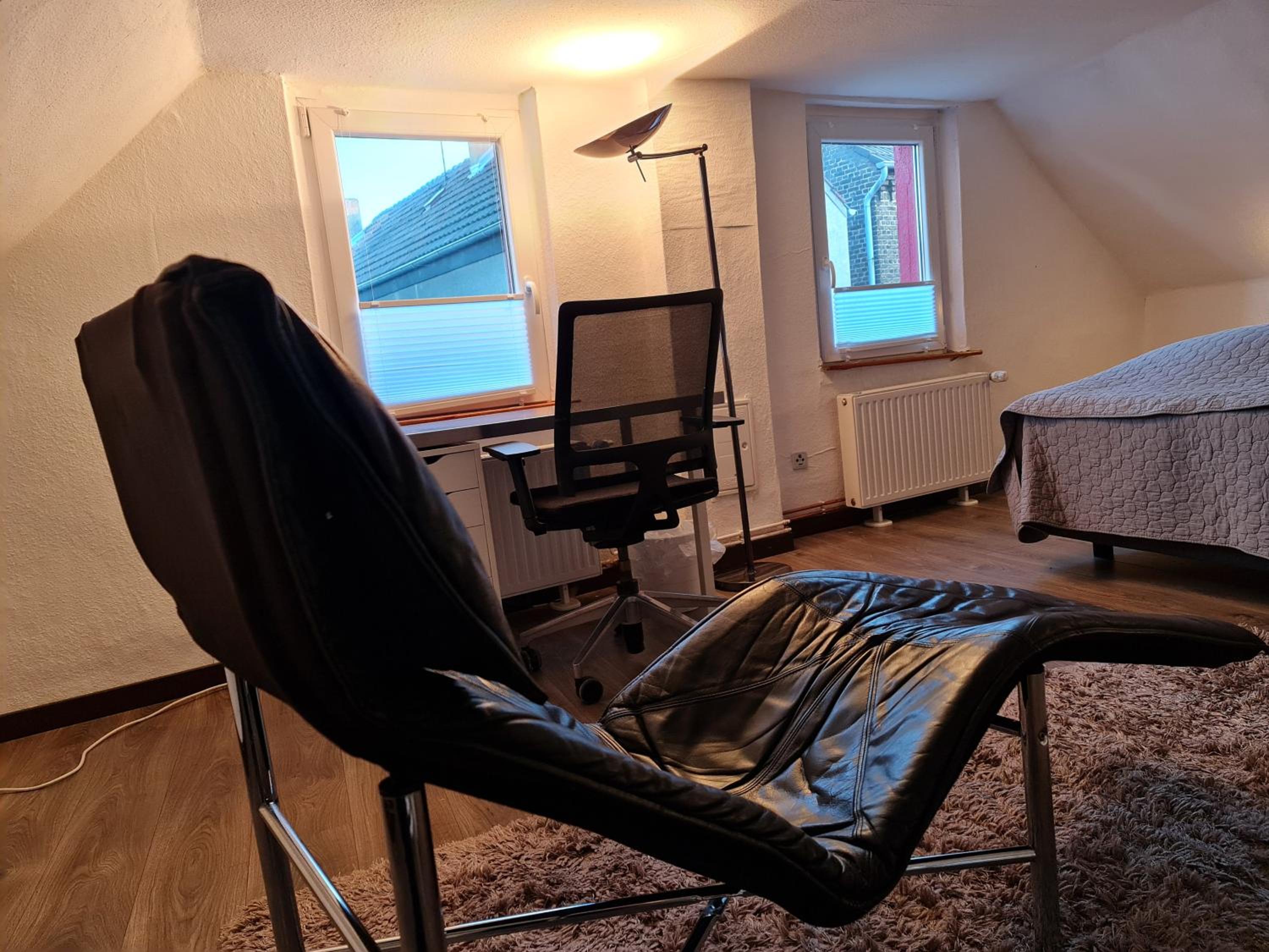 Schönste Lage am Rhein, behagliches Haus mit Kamin.