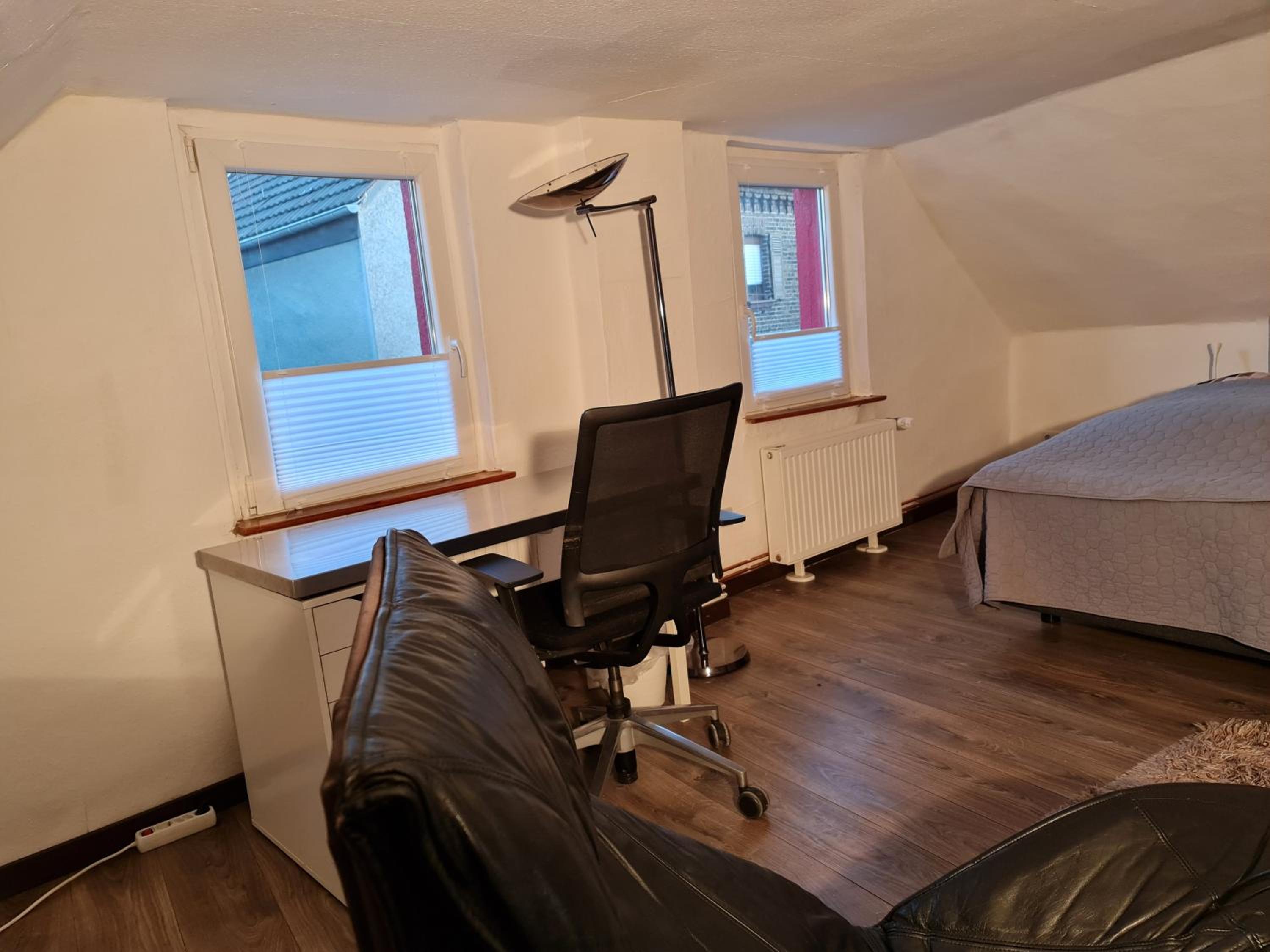 Schönste Lage am Rhein, behagliches Haus mit Kamin.