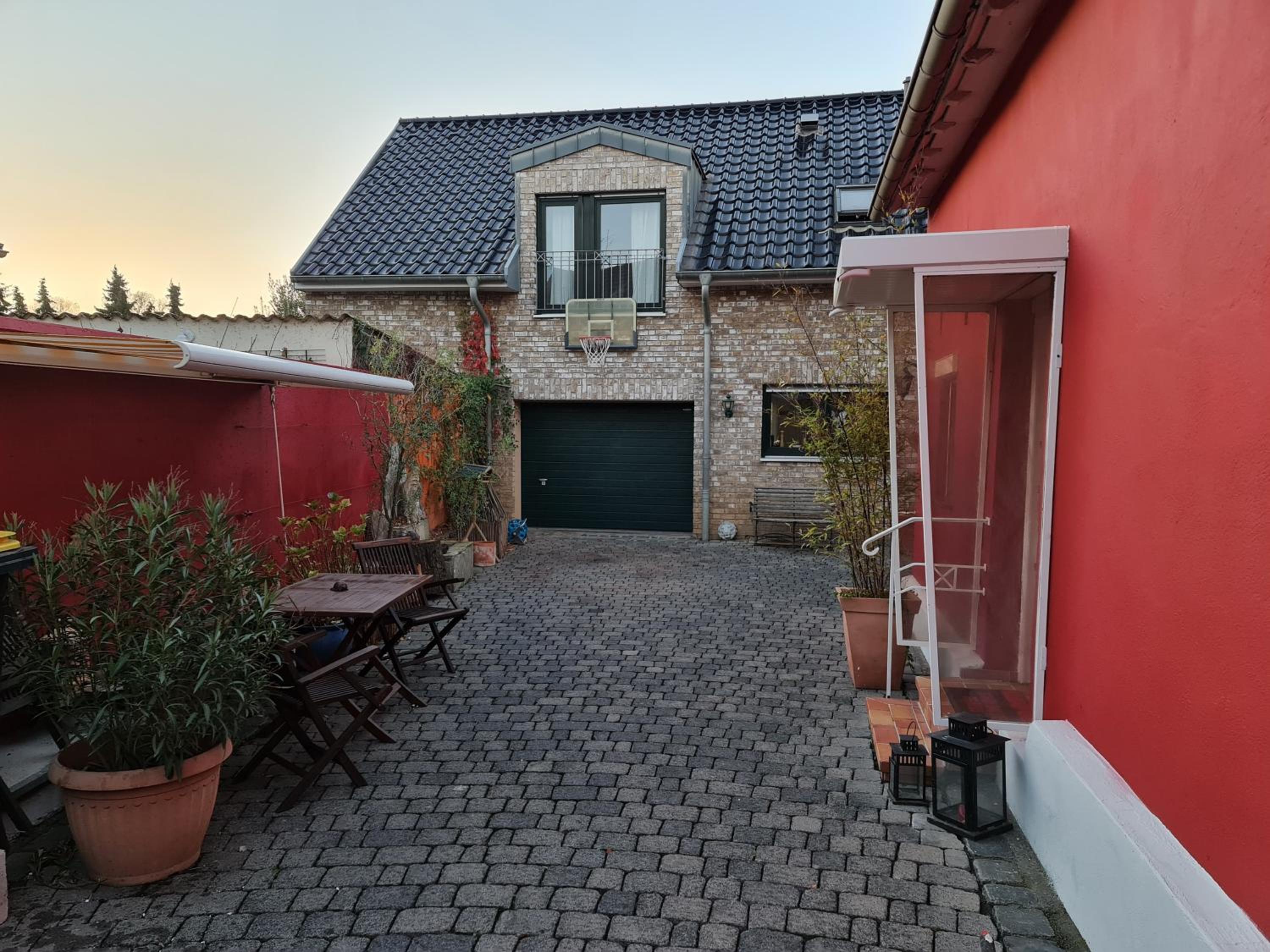 Schönste Lage am Rhein, behagliches Haus mit Kamin.