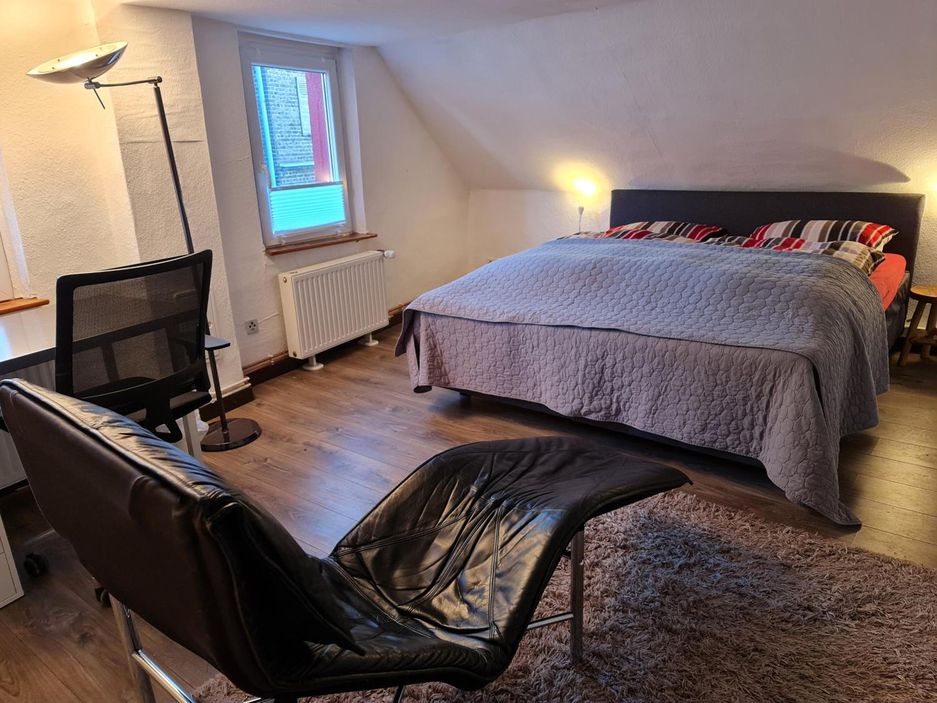 Schönste Lage am Rhein, behagliches Haus mit Kamin.
