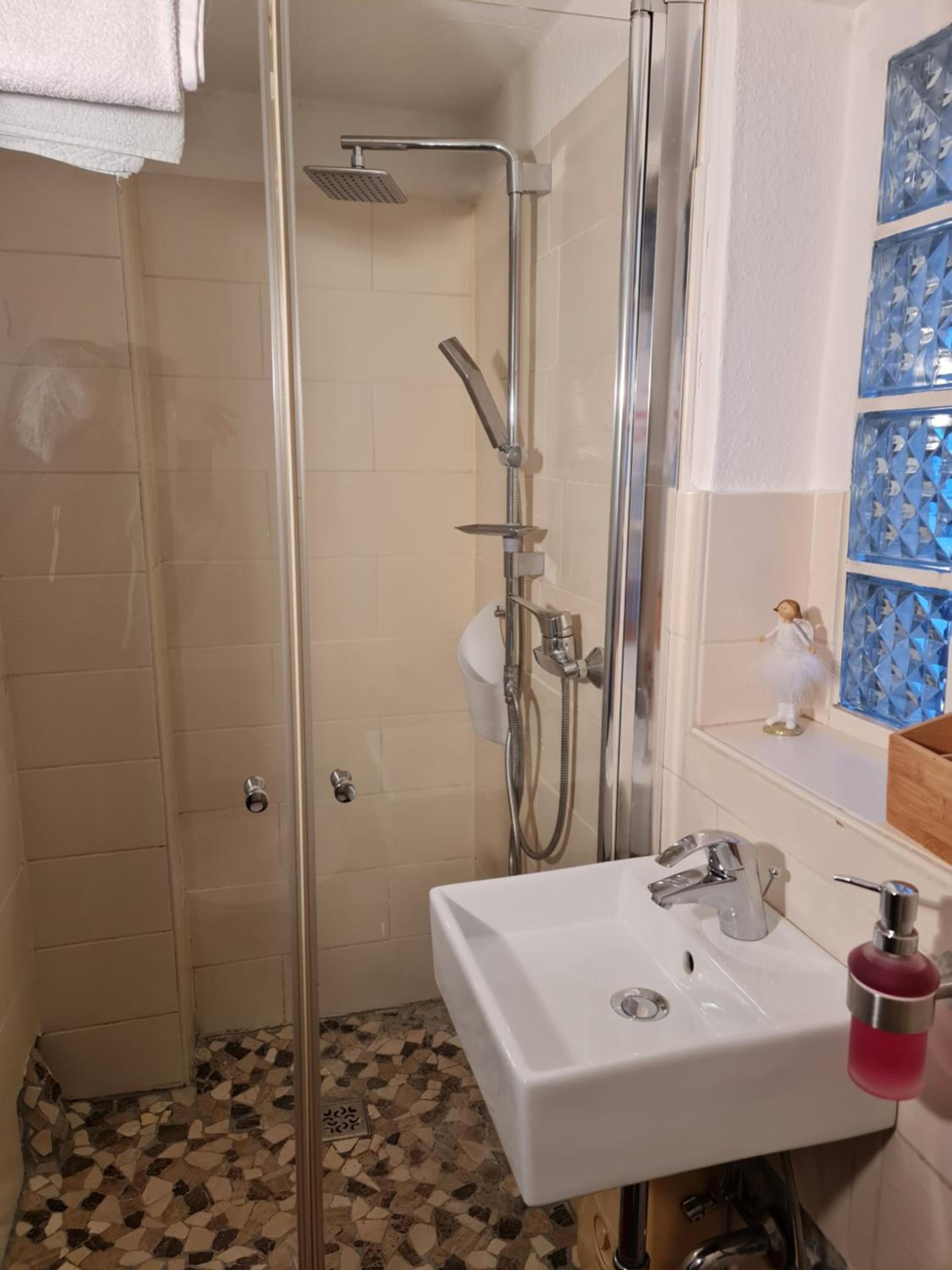 Schönste Lage am Rhein, behagliches Haus mit Kamin.