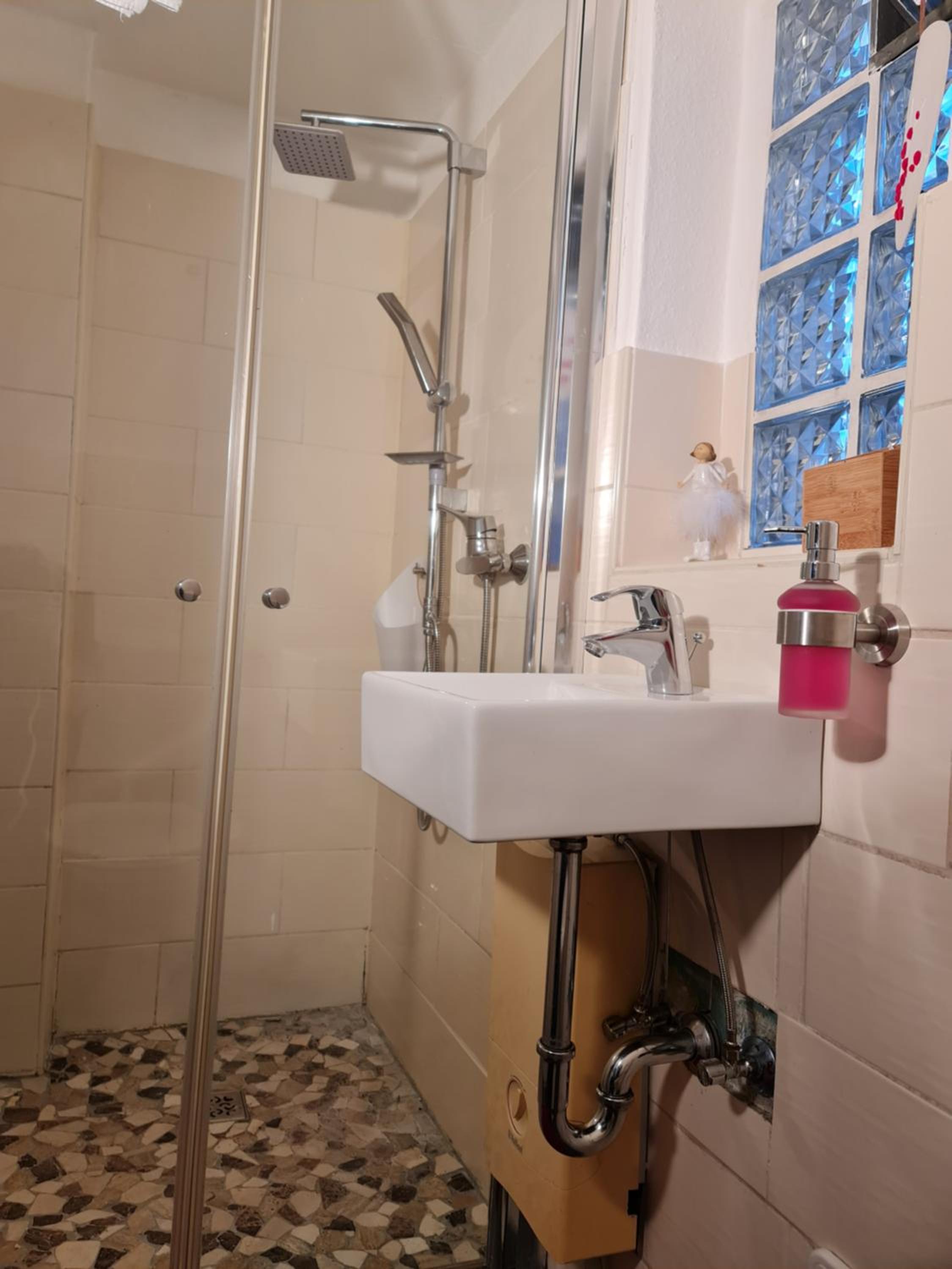 Schönste Lage am Rhein, behagliches Haus mit Kamin.