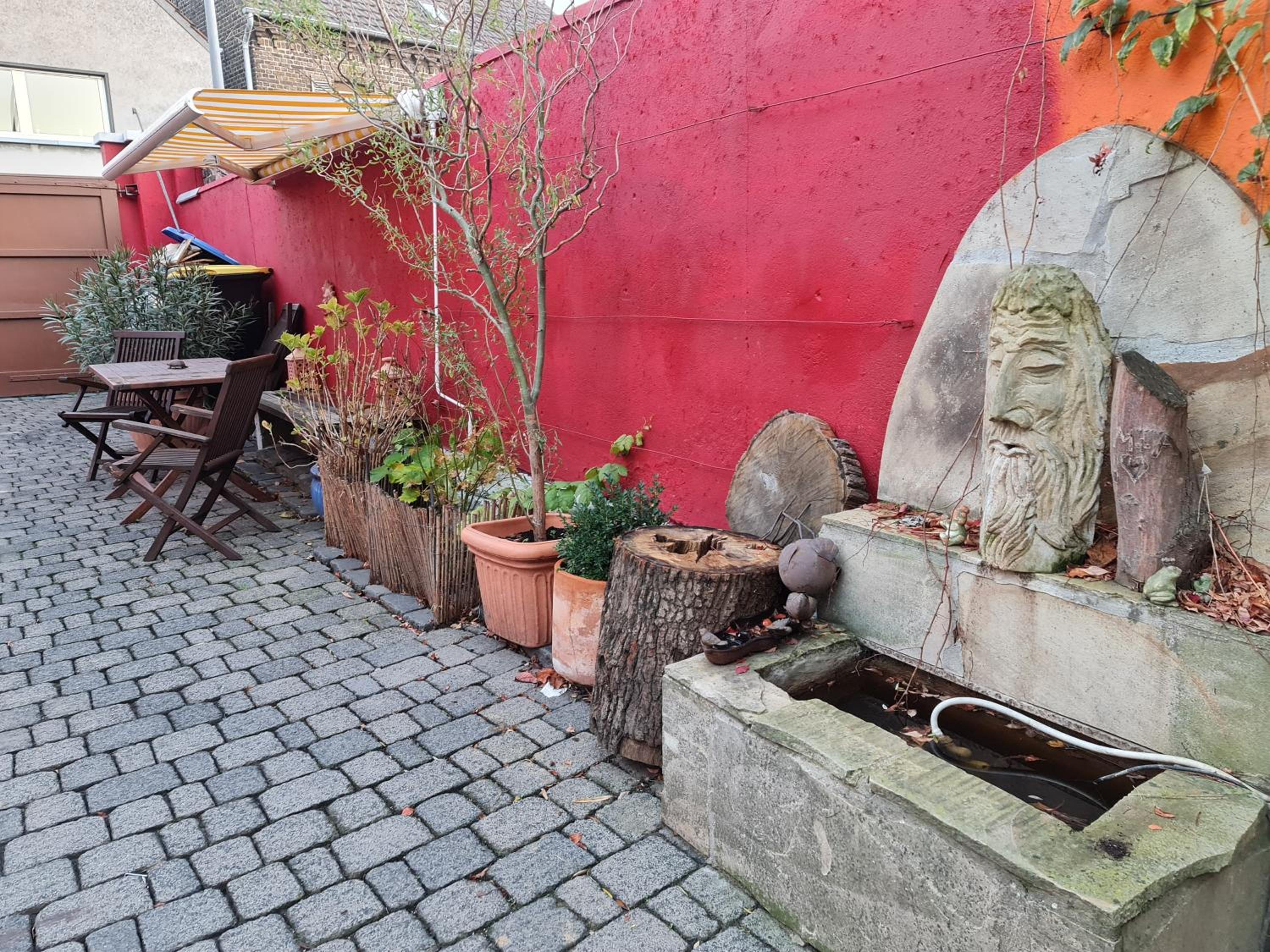 Schönste Lage am Rhein, behagliches Haus mit Kamin.