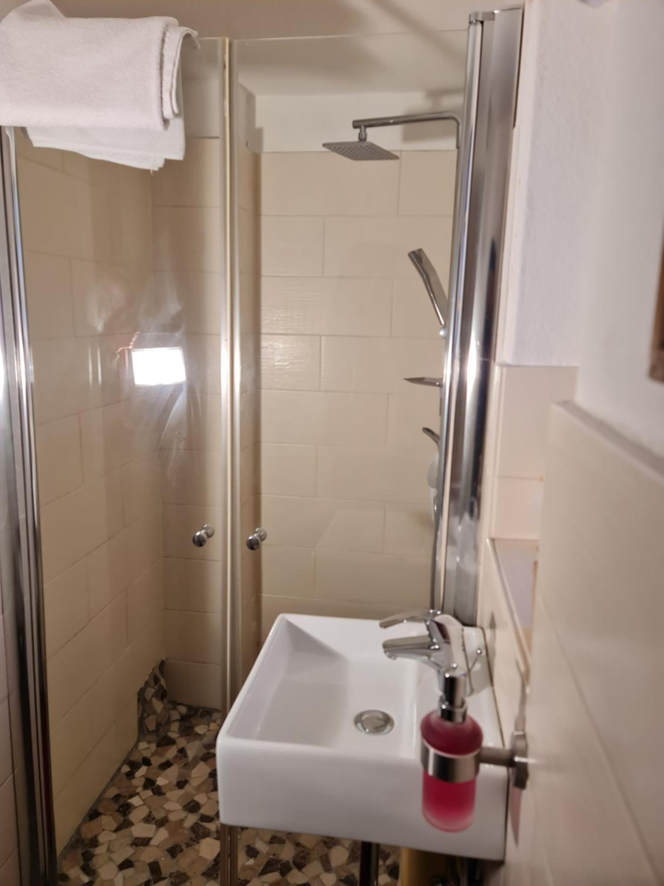 Schönste Lage am Rhein, behagliches Haus mit Kamin.