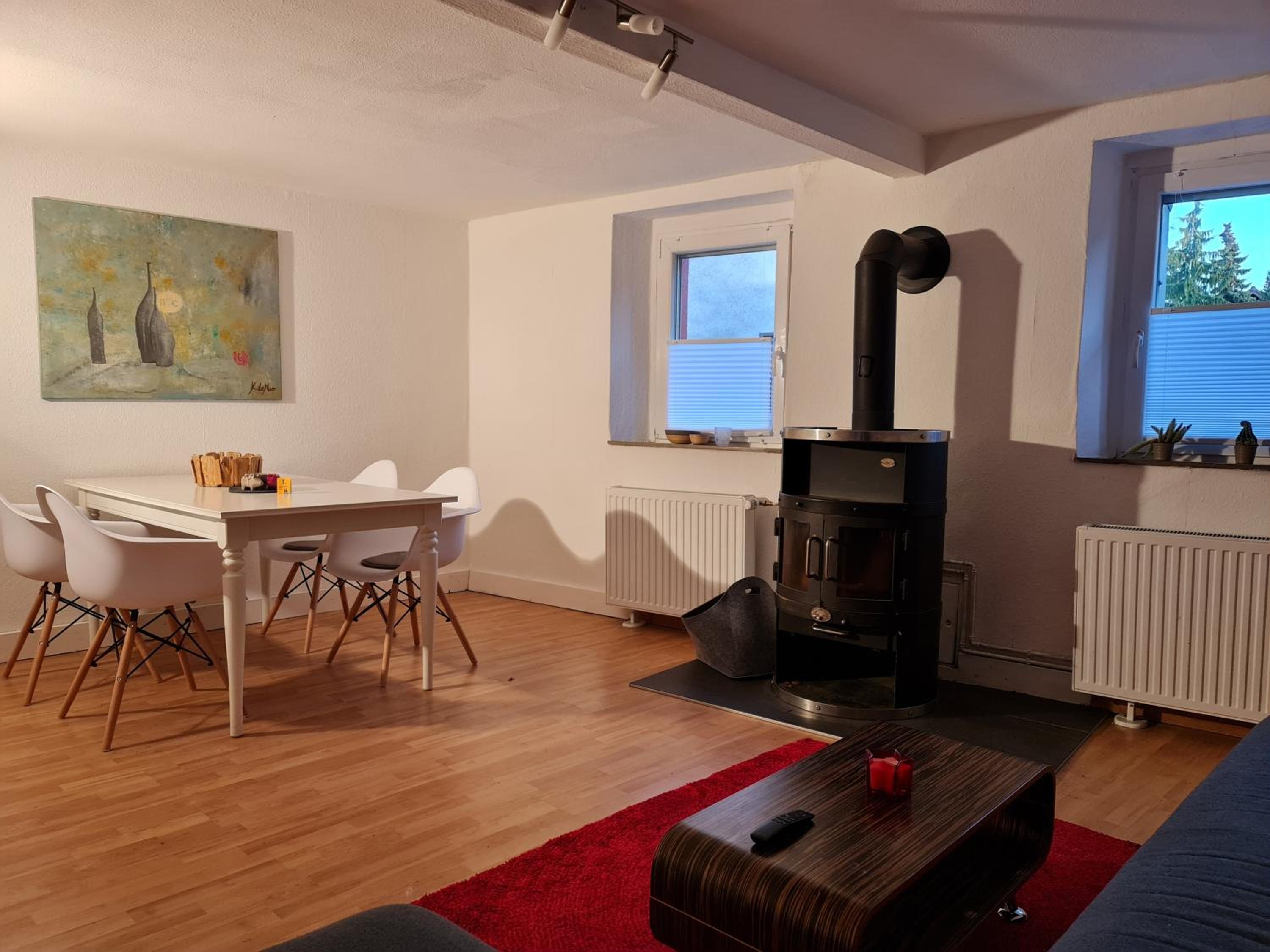 Schönste Lage am Rhein, behagliches Haus mit Kamin.