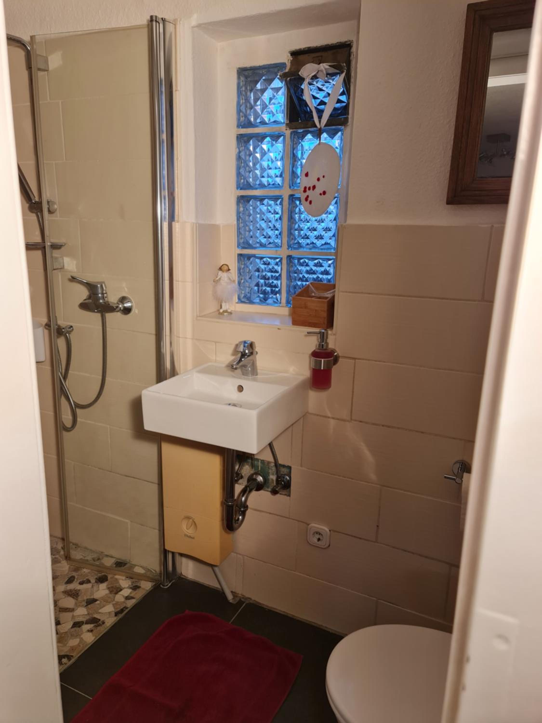 Schönste Lage am Rhein, behagliches Haus mit Kamin.