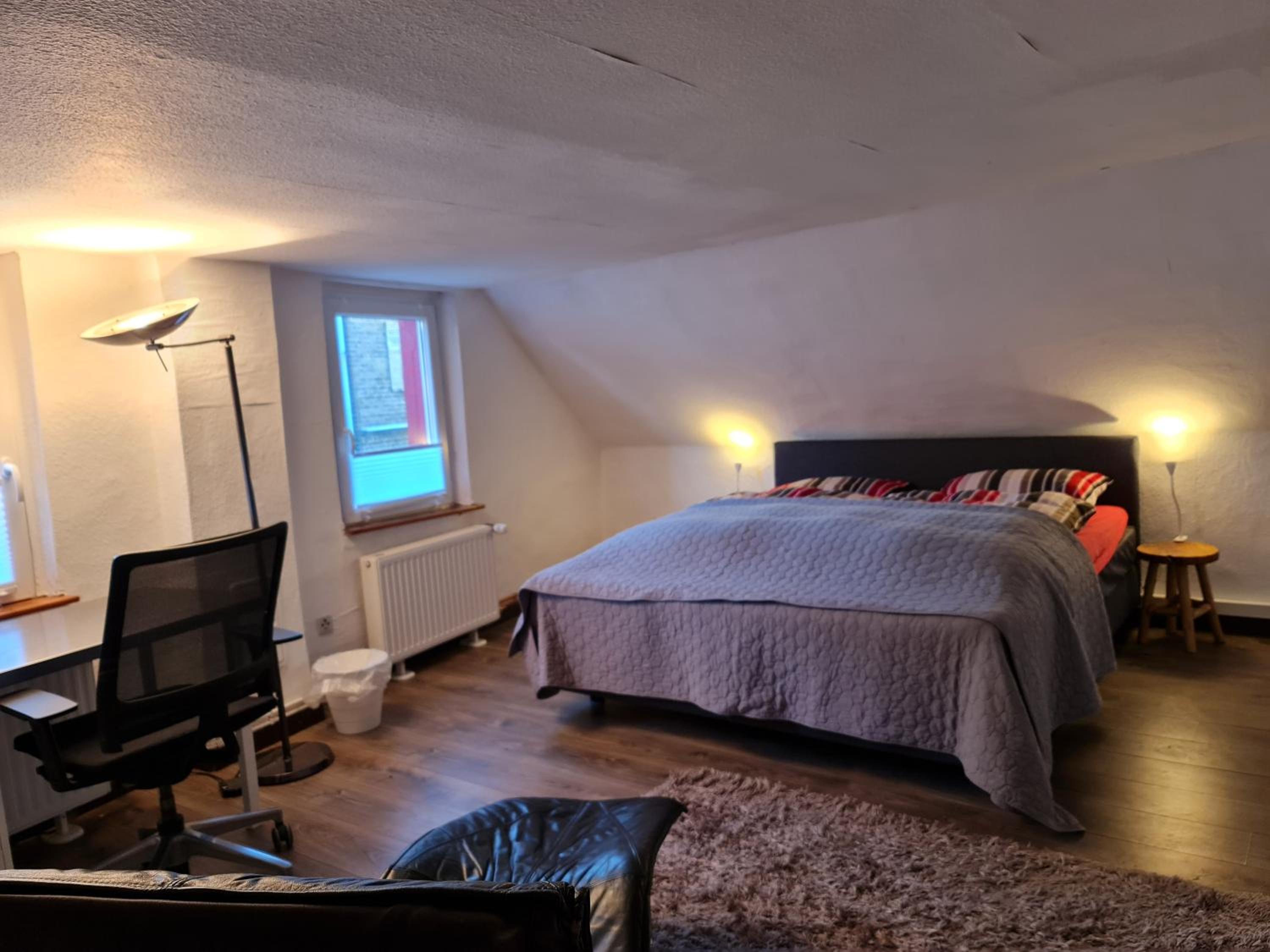 Schönste Lage am Rhein, behagliches Haus mit Kamin.