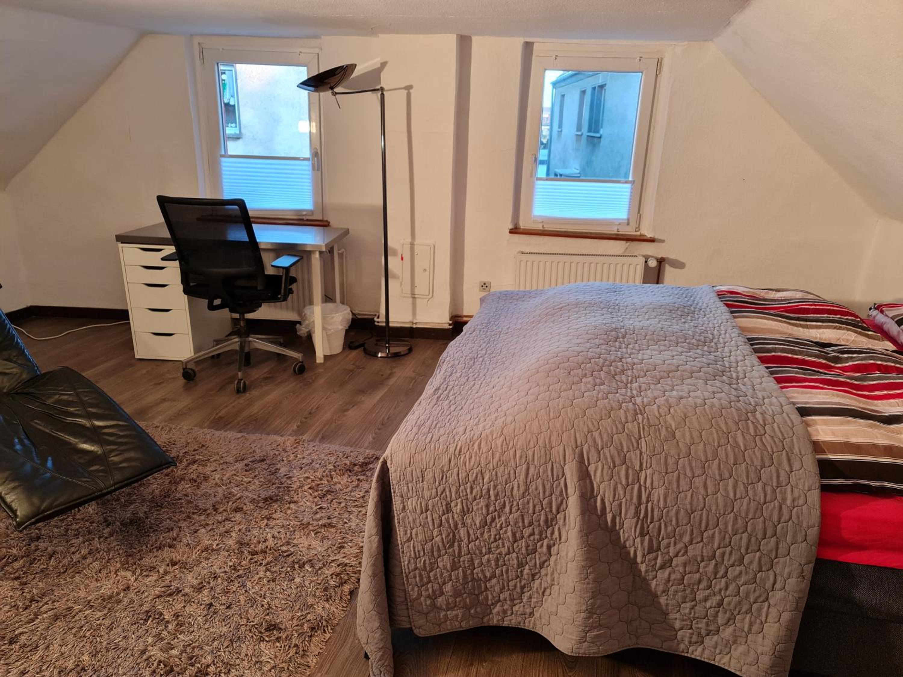 Schönste Lage am Rhein, behagliches Haus mit Kamin.