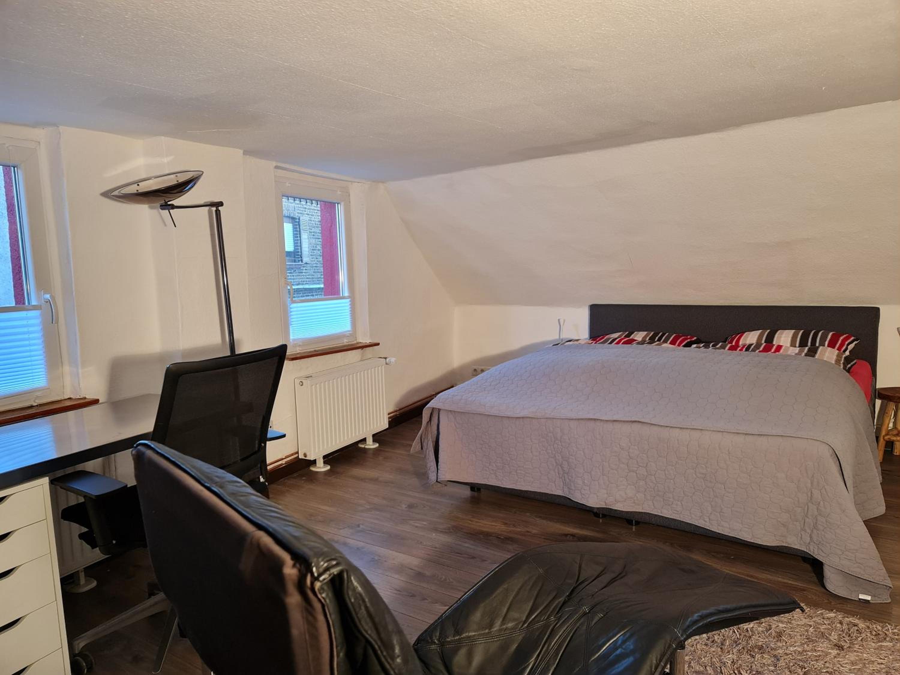 Schönste Lage am Rhein, behagliches Haus mit Kamin.