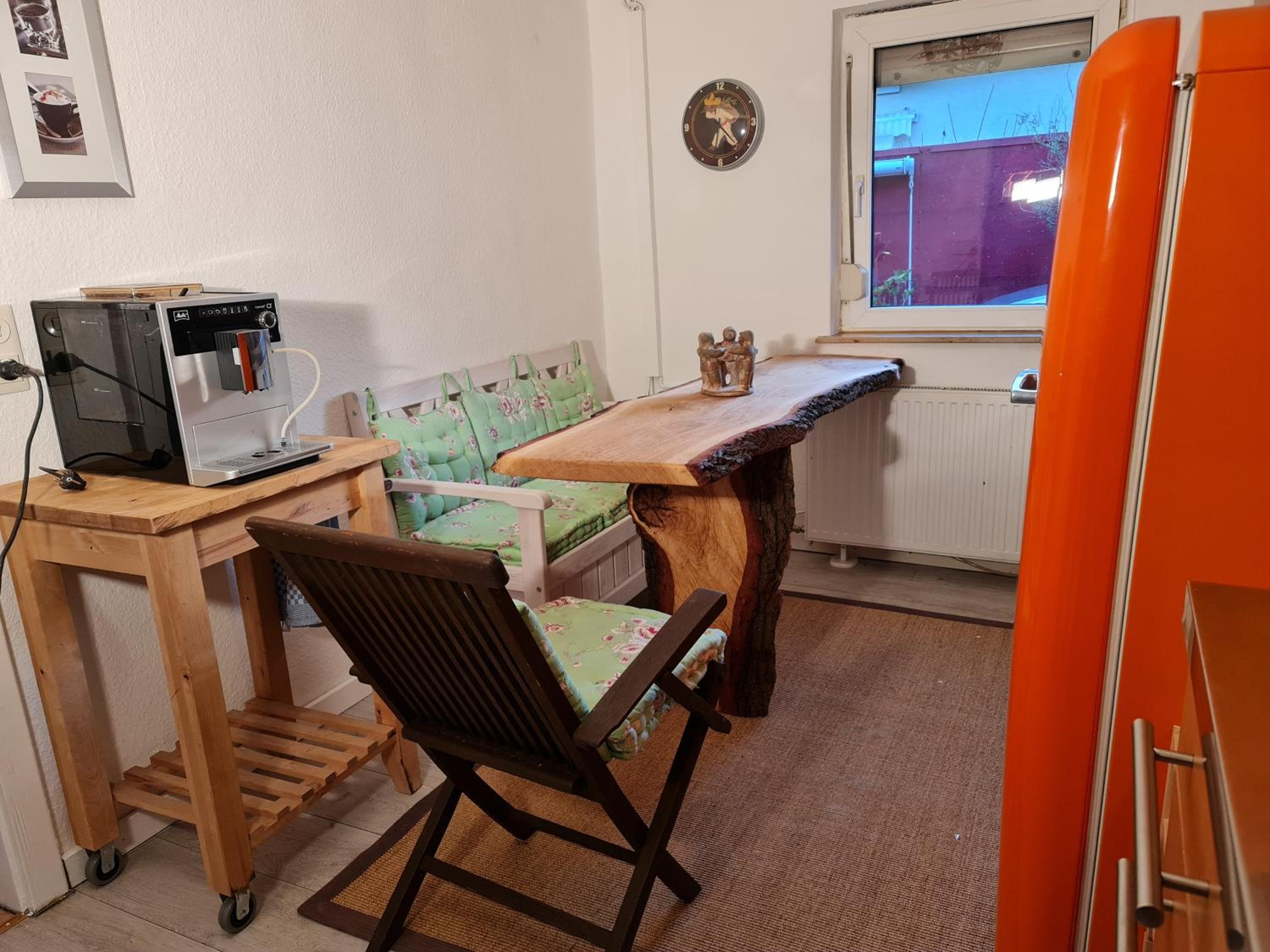 Schönste Lage am Rhein, behagliches Haus mit Kamin.