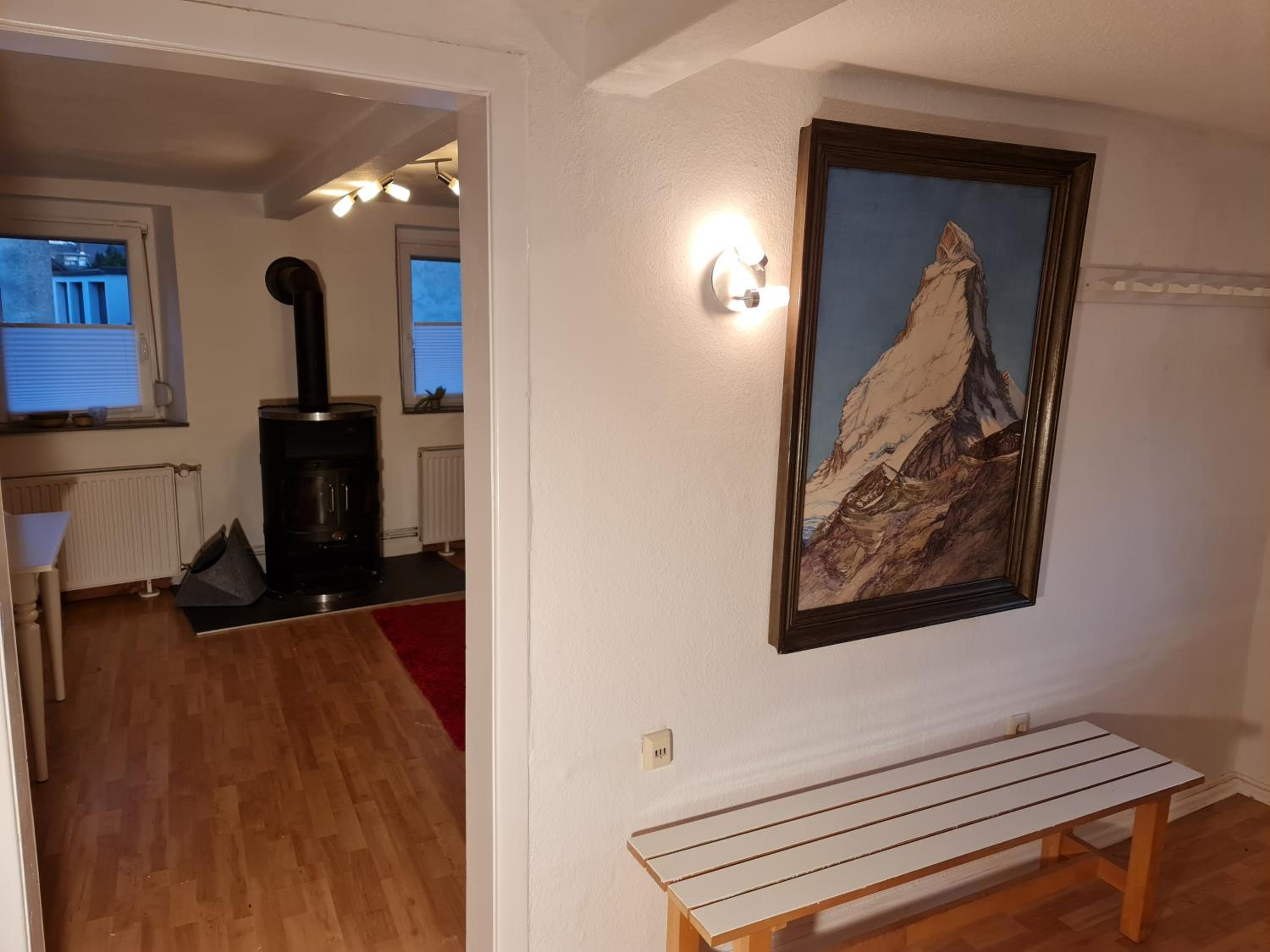 Schönste Lage am Rhein, behagliches Haus mit Kamin.