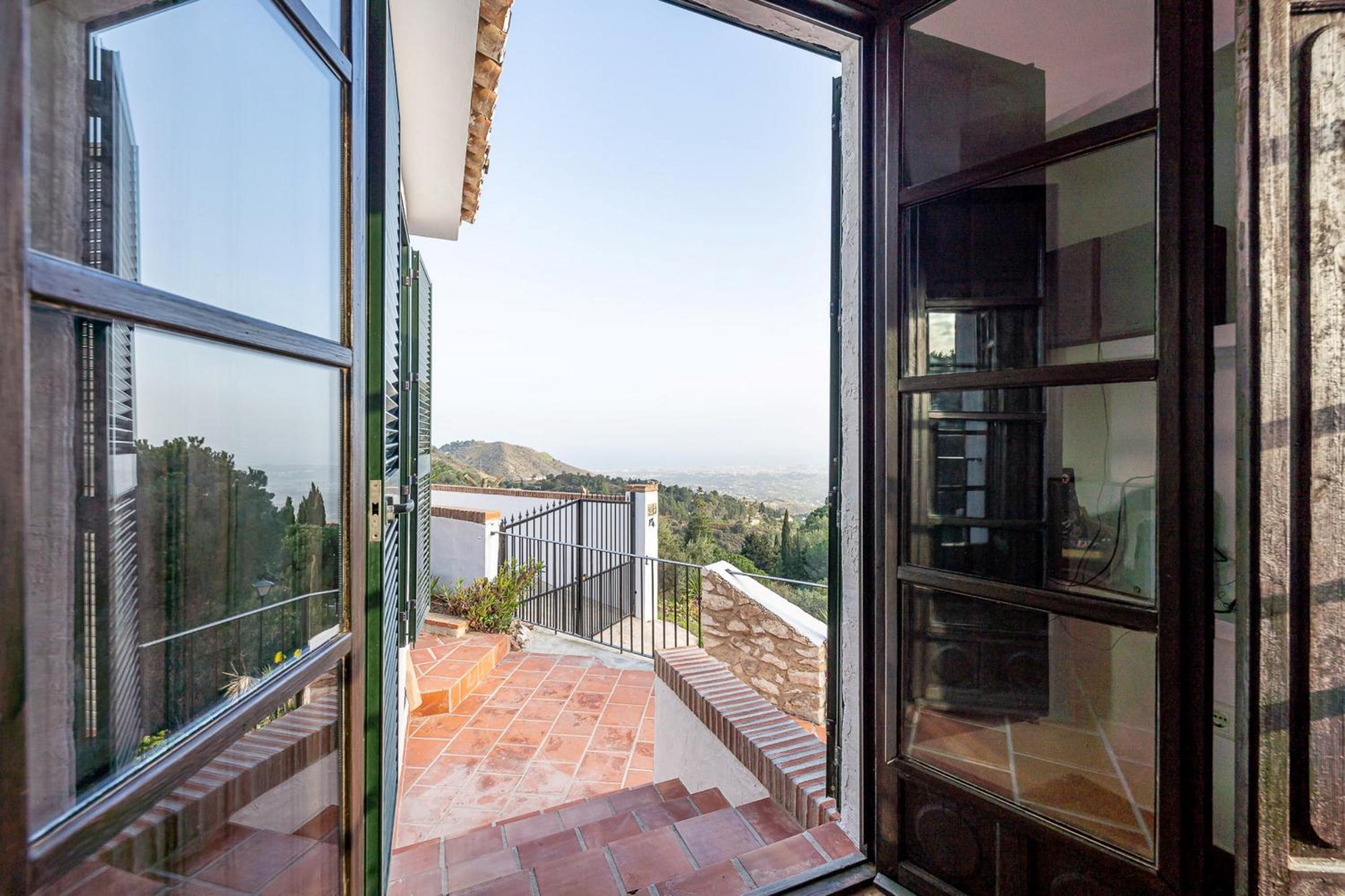 Spectacular views private villa Valtocado