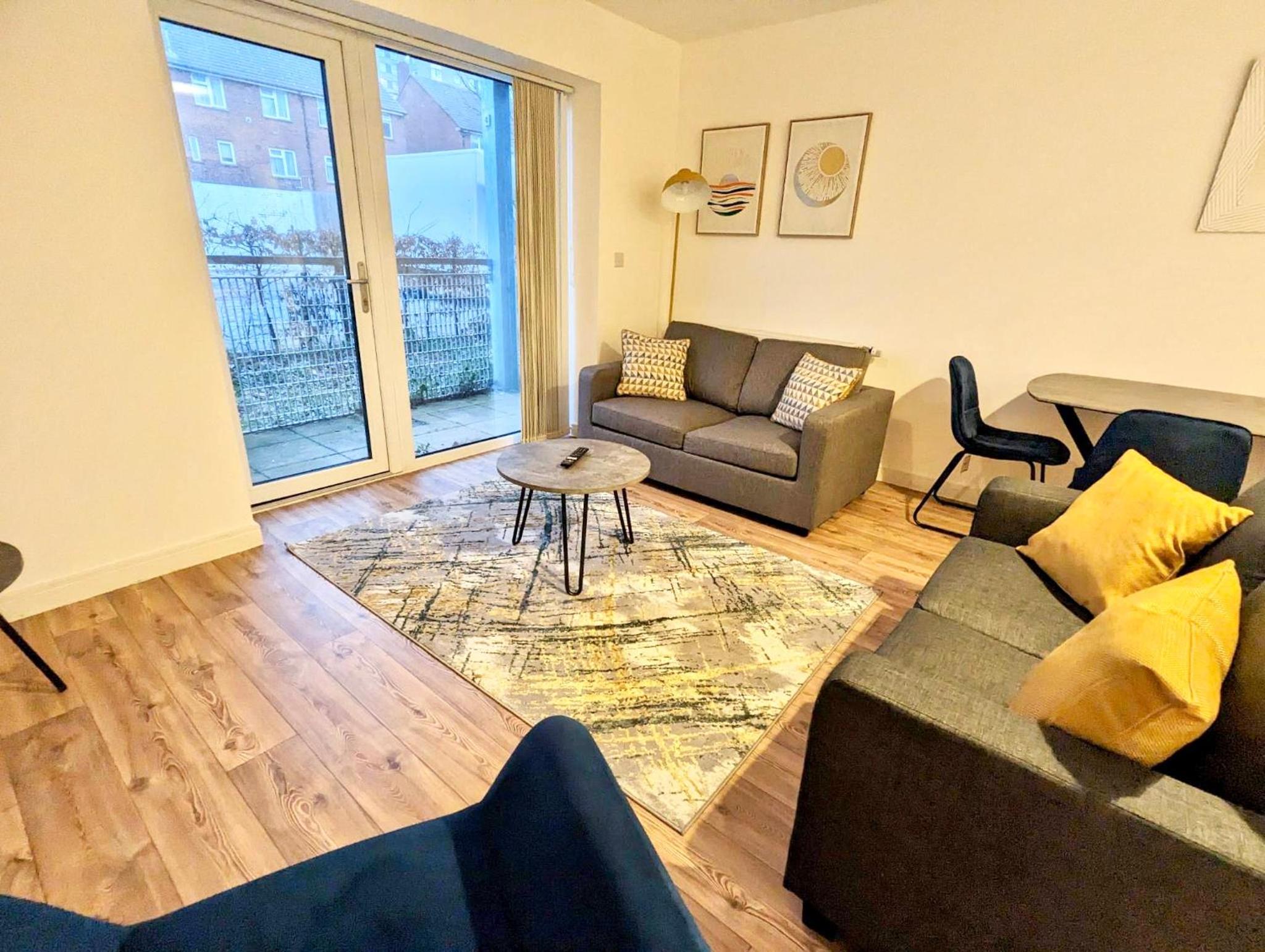 Spacious 2 bed ground floor apartment, Free parking, close to Historic dockyard & Gunwharf Quays view 2